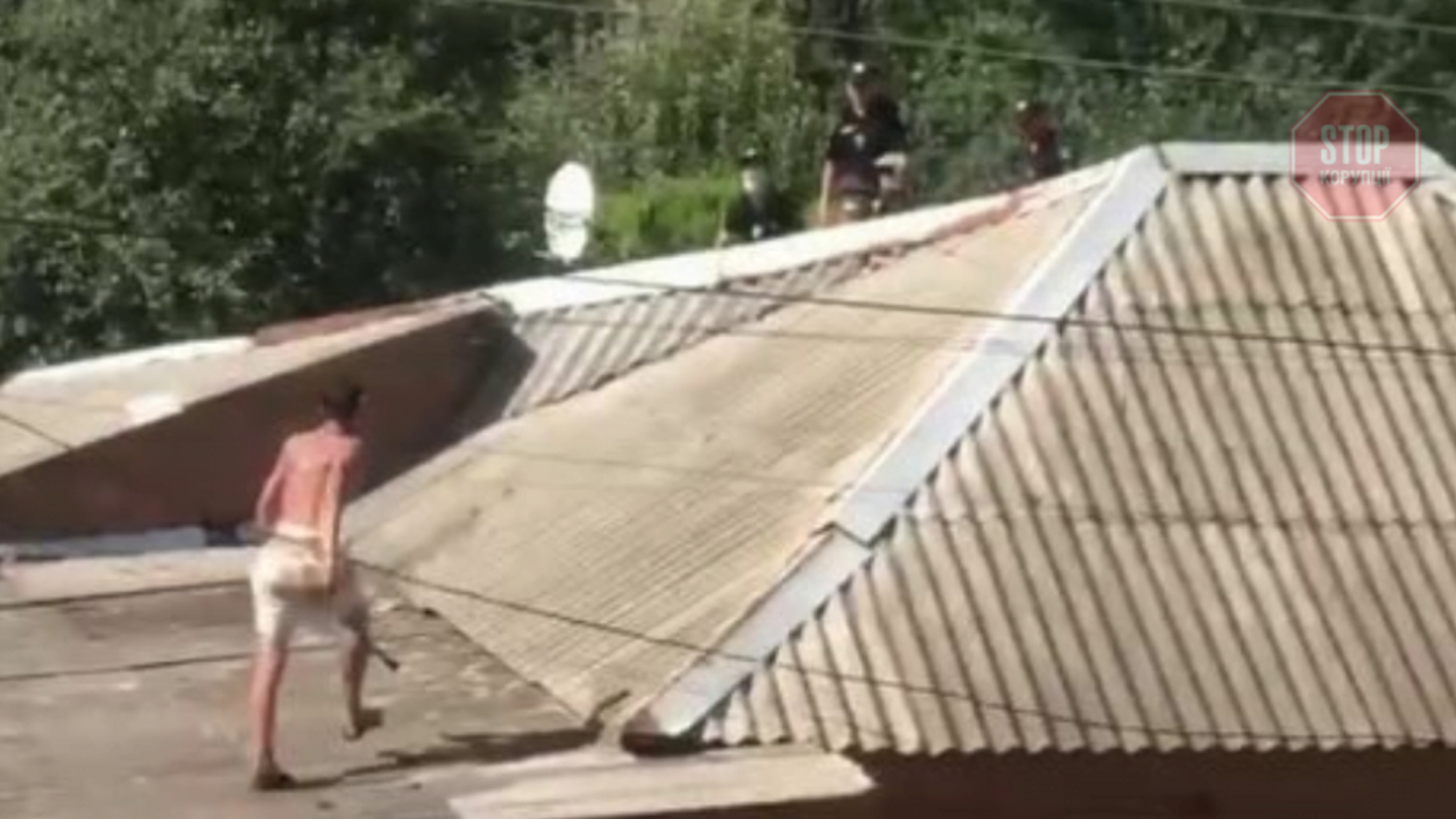 У Харкові під час затримання чоловіка постраждали двоє правоохоронців, один впав з даху (відео)