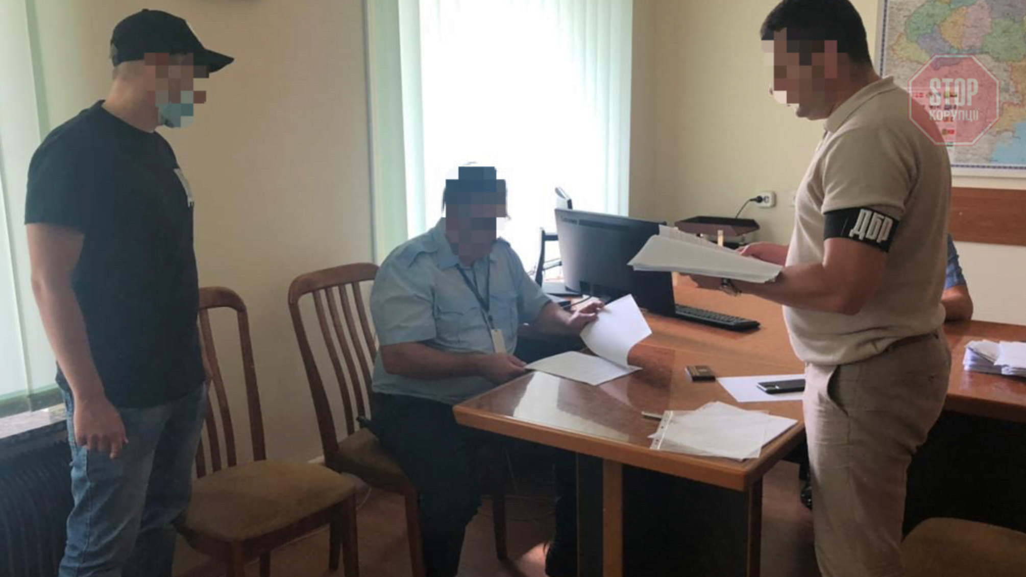 В Україну завезли ліхтарі під виглядом товарів військового призначення