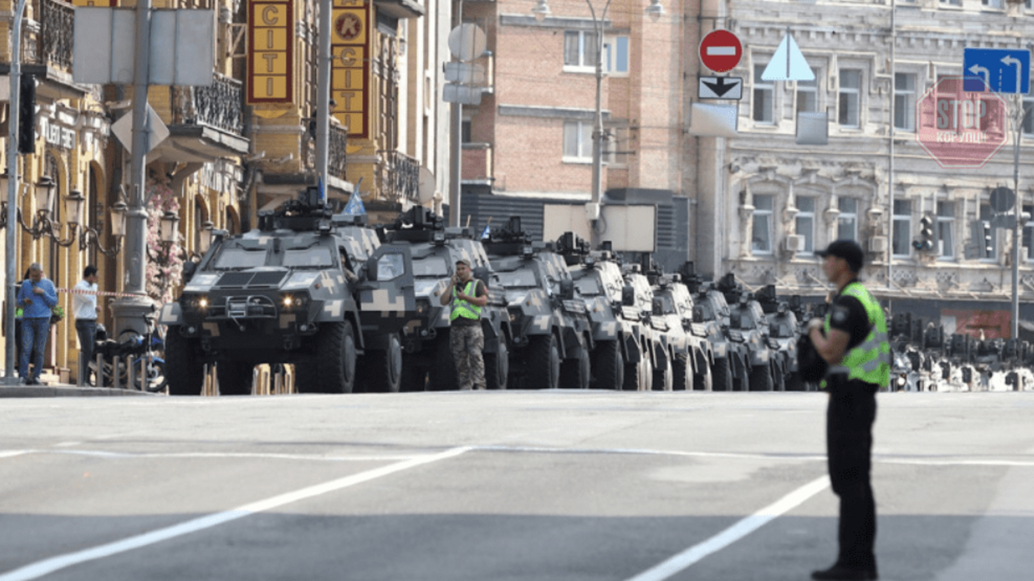 У столиці з'явилися танки, бронетехніка та військові: що відбувається
