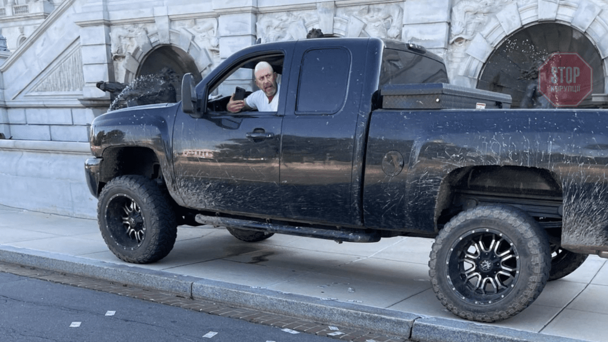 Полиция оцепила район Капитолия: в Вашингтоне мужчина угрожает взорвать бомбу