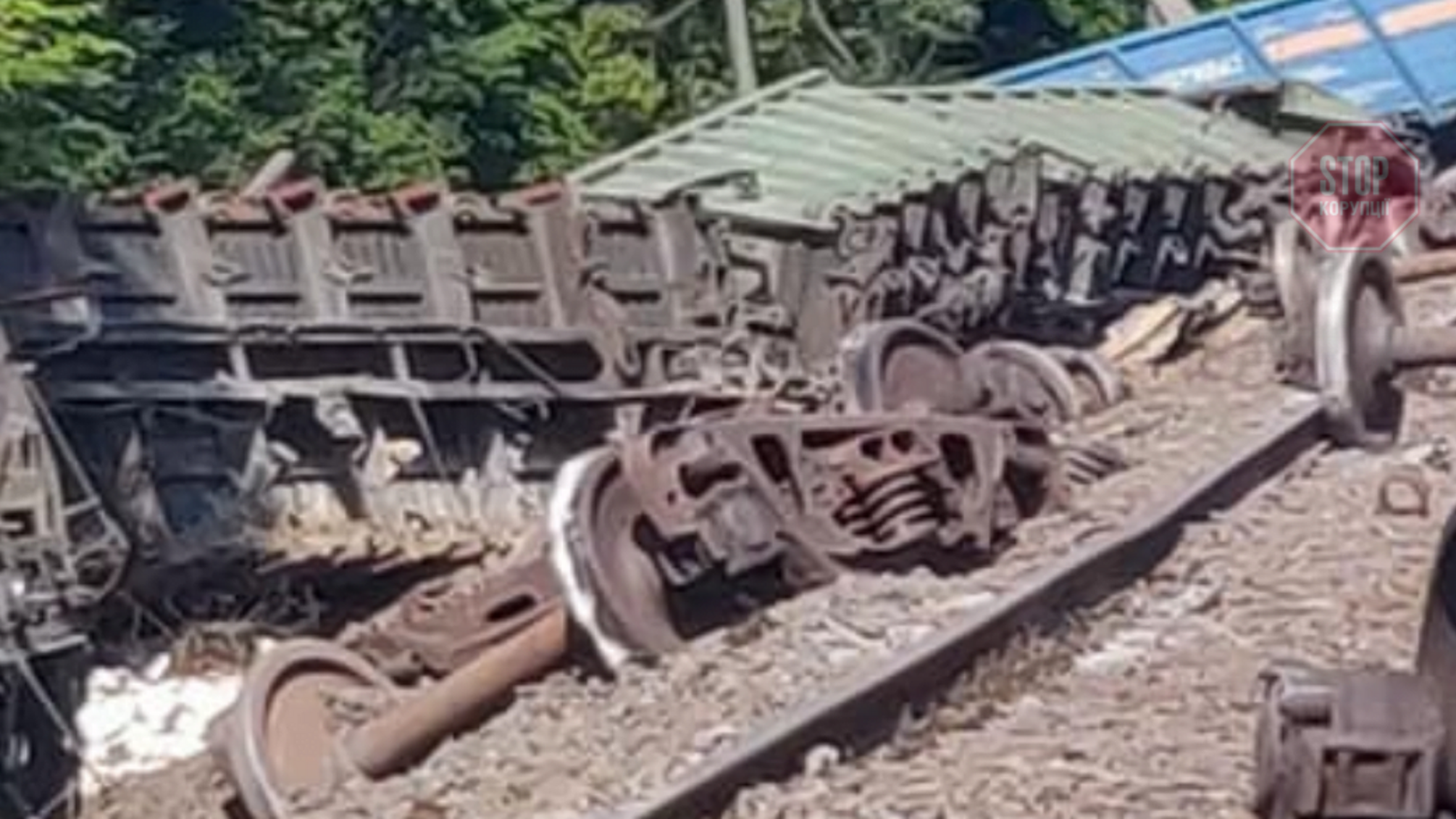 На Львовщине сошли с рельсов 13 грузовых вагонов (видео)