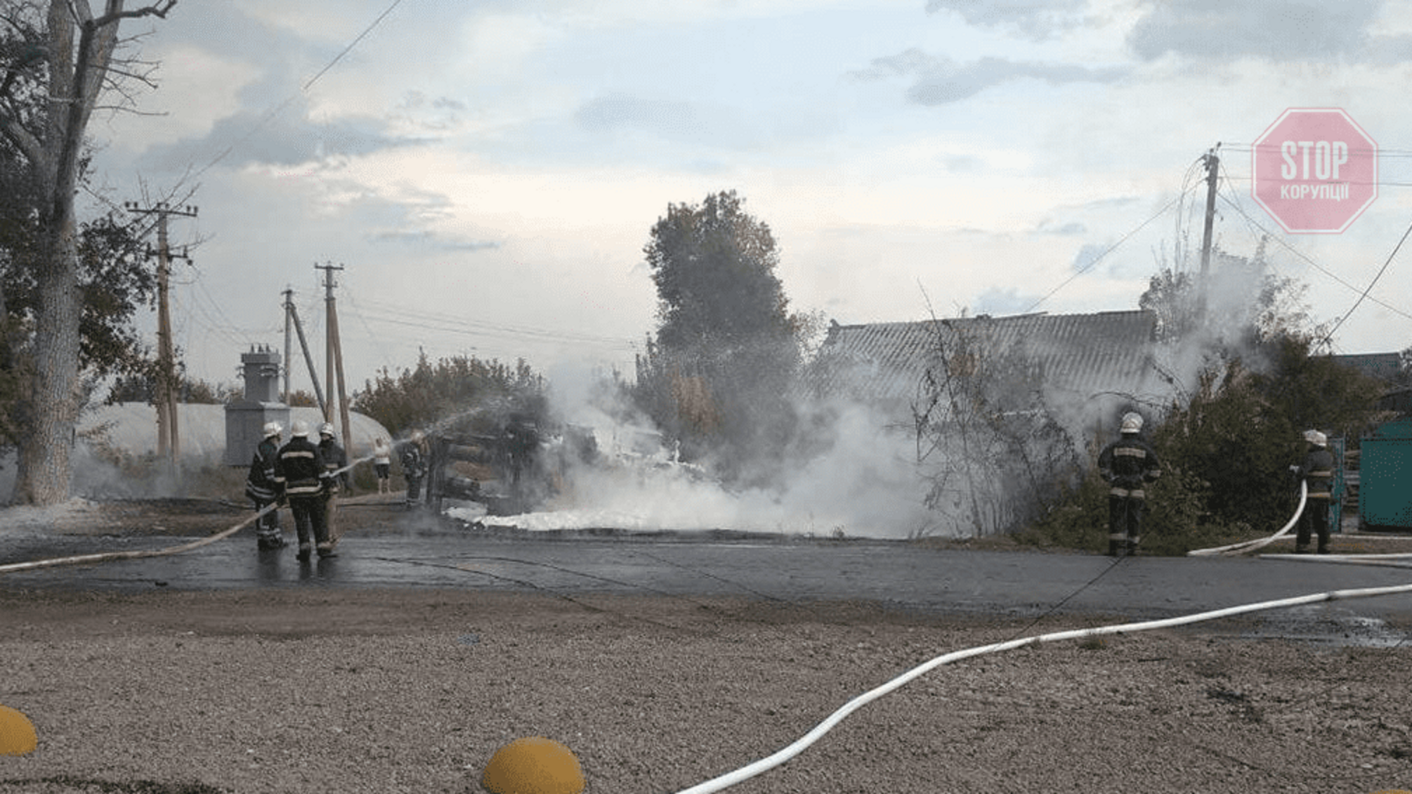 В Запорожской области перевернулся и загорелся бензовоз, есть пострадавший (видео)