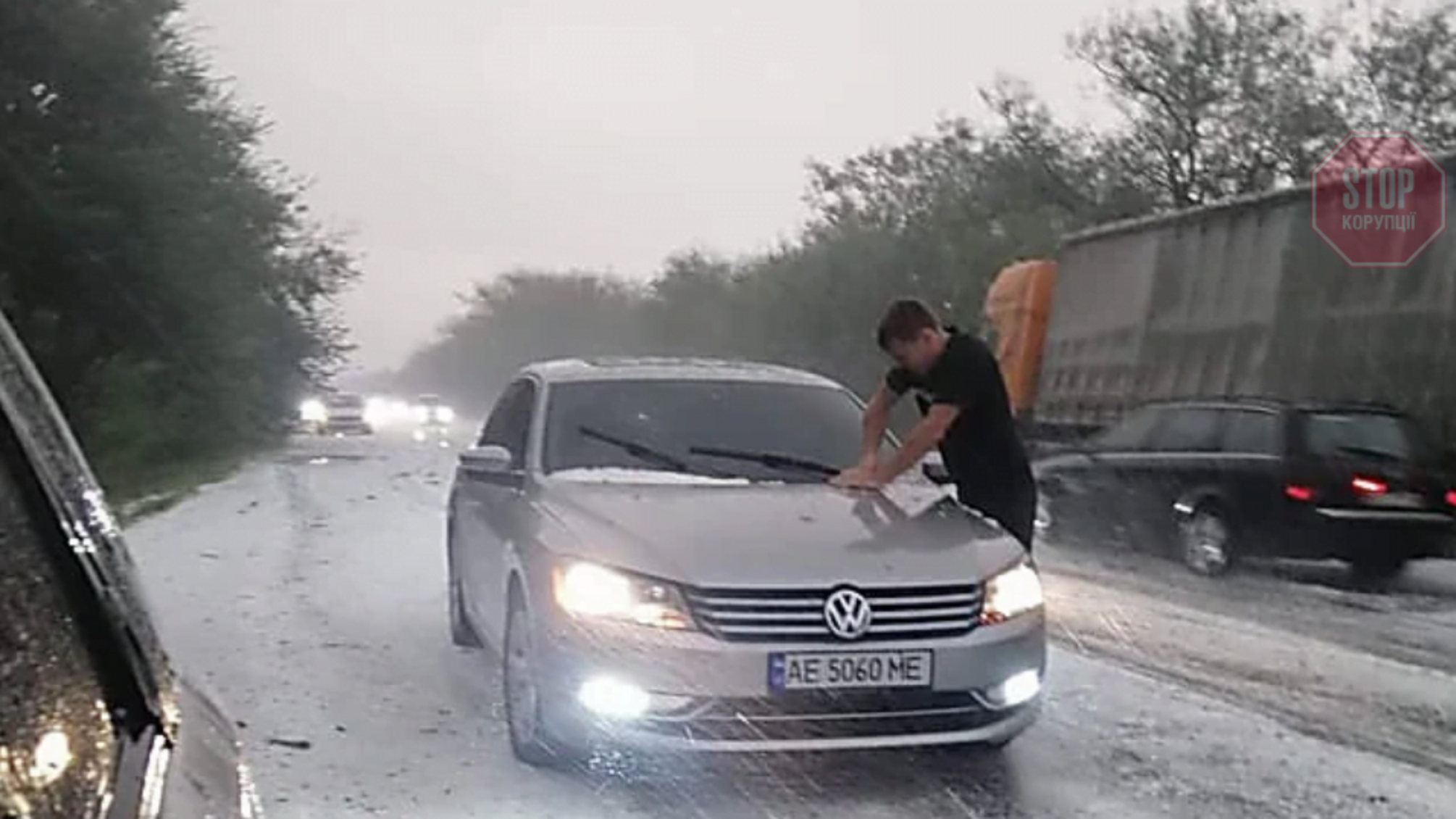 Трассу Одесса-Николаев засыпало первым снегом (видео)