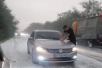 Трасу Одеса-Миколаїв засипало першим снігом (відео)
