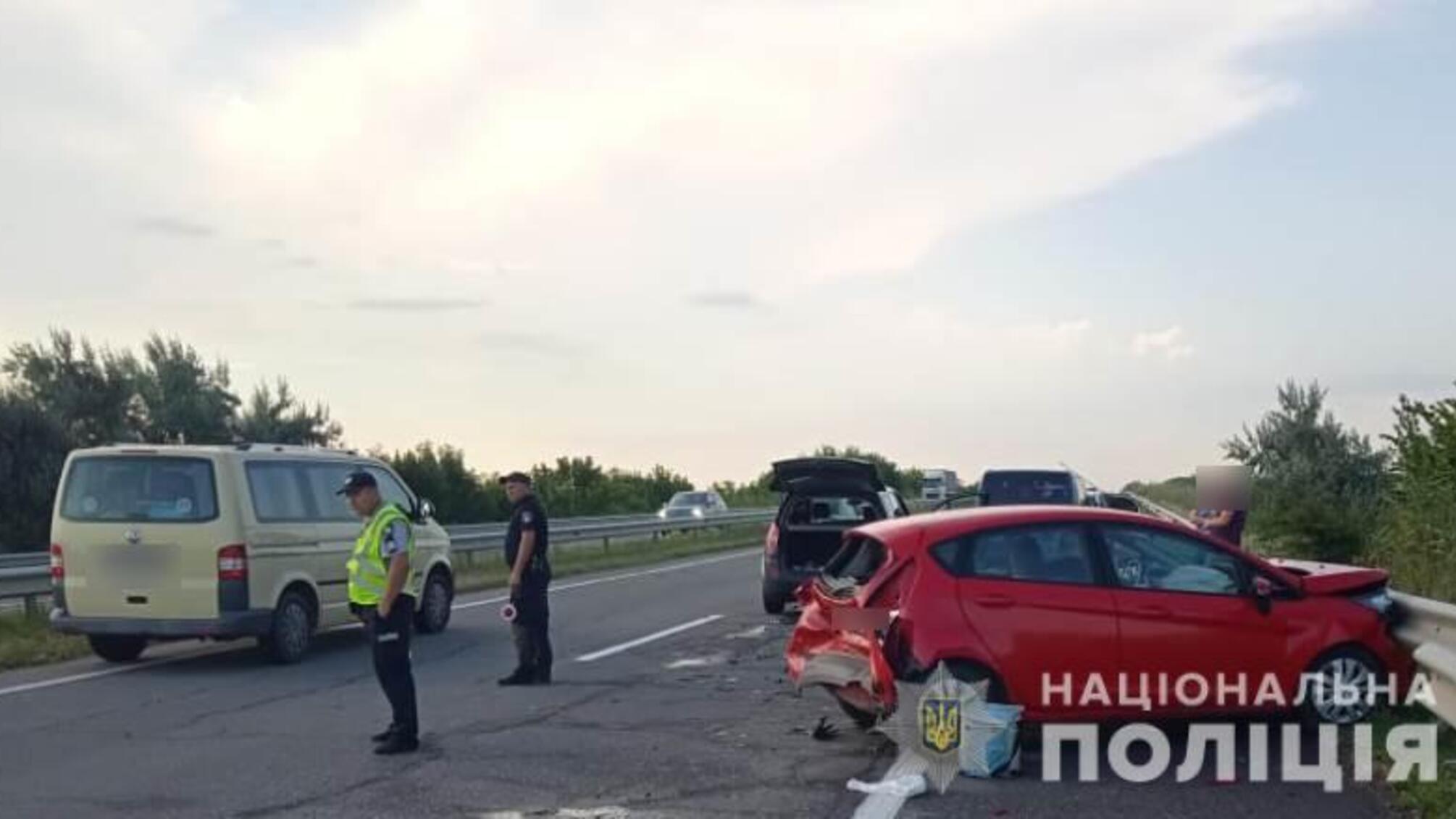 Поліцейські встановлюють обставини ДТП на автодорозі Київ-Одеса