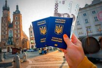 Реально ли оформить документы для выезда за границу в день? В Украине активизировались паспортные мошенники