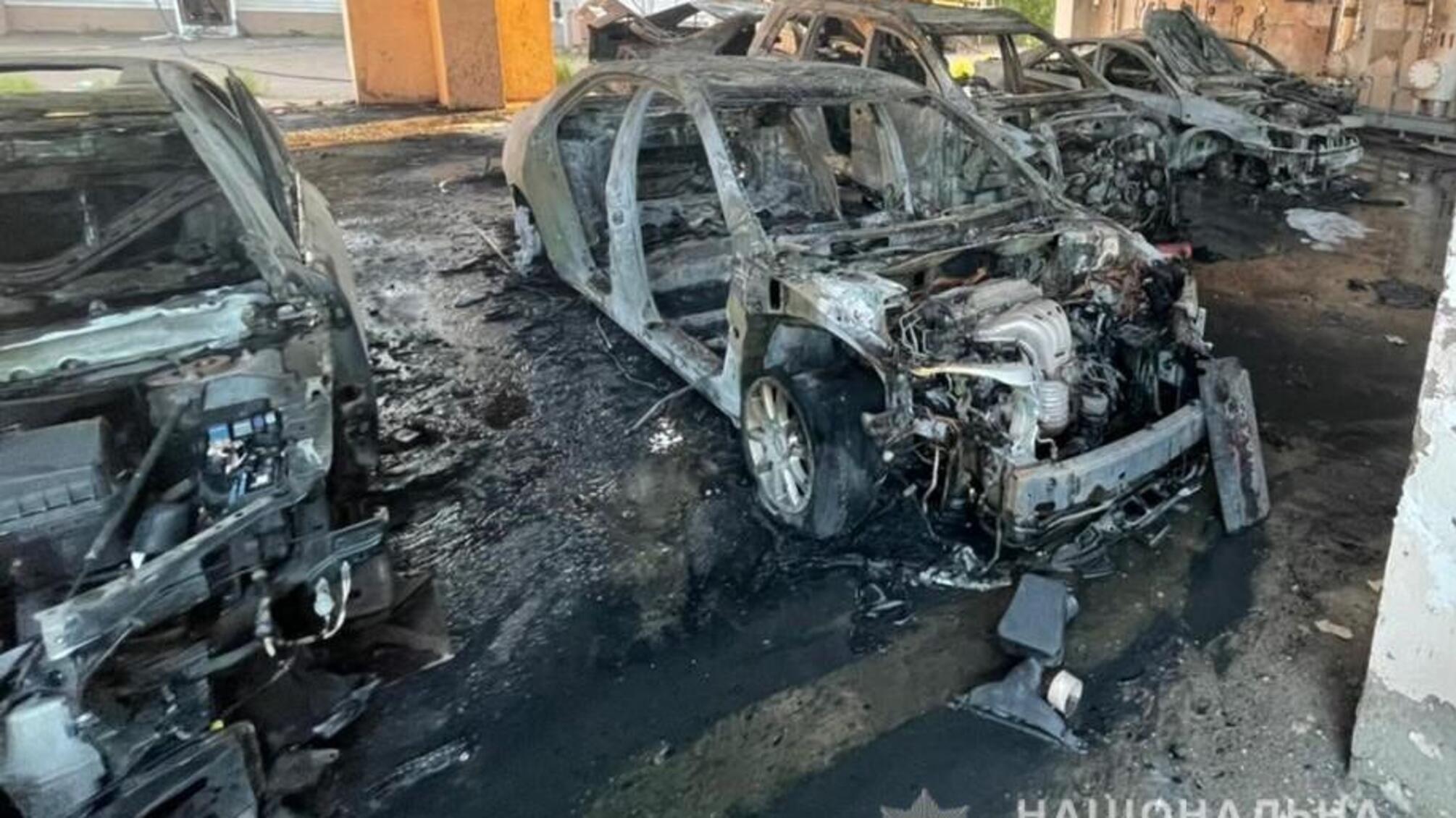 Поліцейські встановлюють обставини займання автомобілів на території нафтопереробного заводу