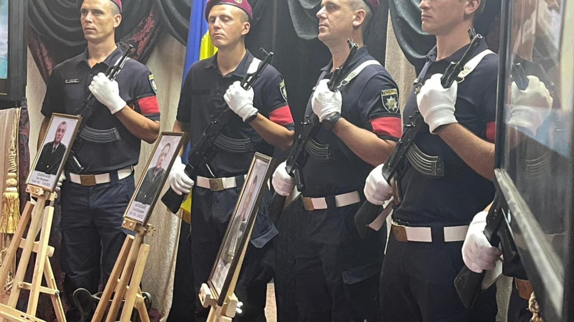 Правоохоронці Одещини проводжають в останню путь трьох своїх колег – Сергія Маковецького, Ігоря Ольховського та Олександра Братінова