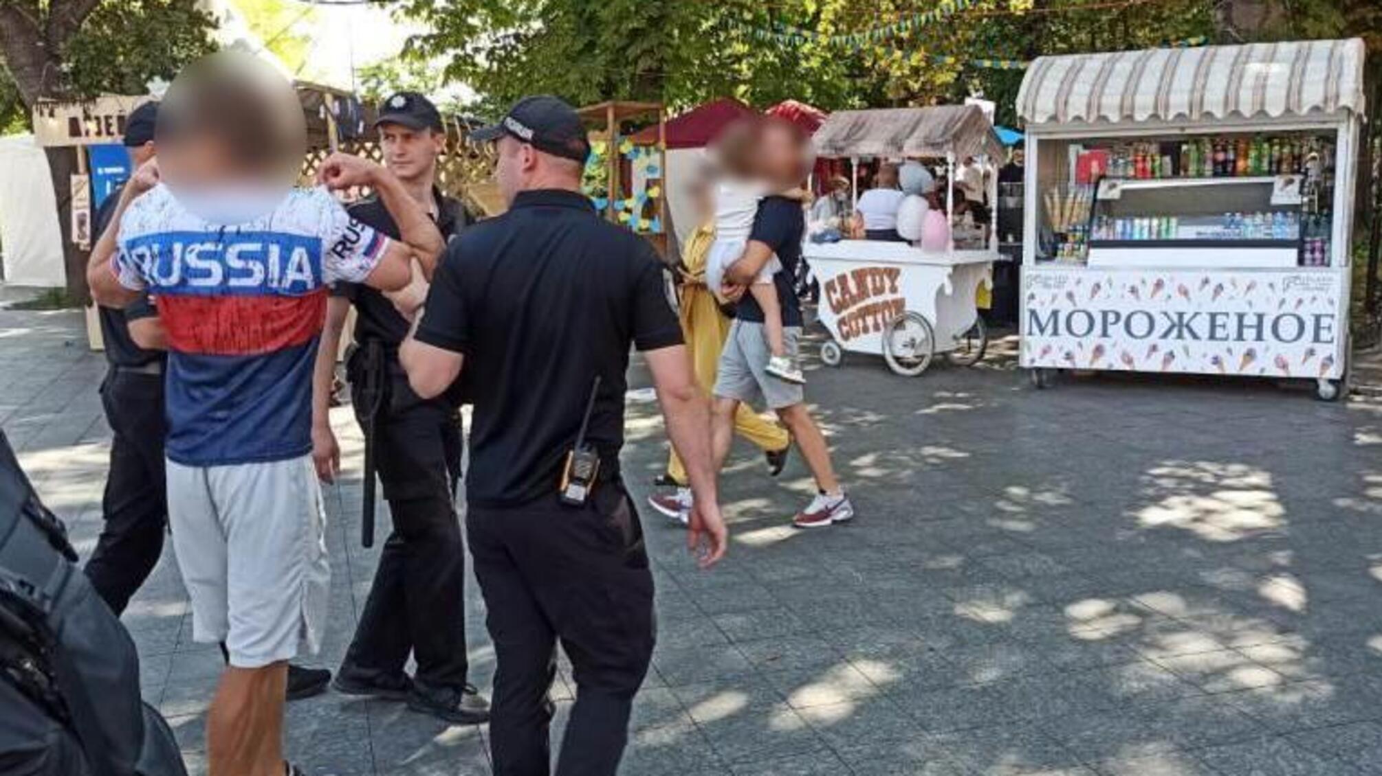 Поліцейські притягують до адміністративної відповідальності 26-річного іноземця за порушення громадського порядку під час урочистостей в центрі Одеси