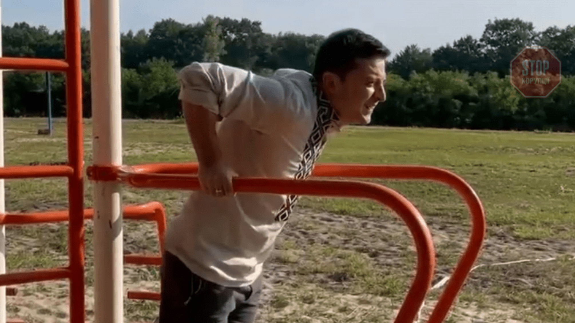 Новый челлендж от Зеленского: президент отжался на брусьях в вышиванке (видео)