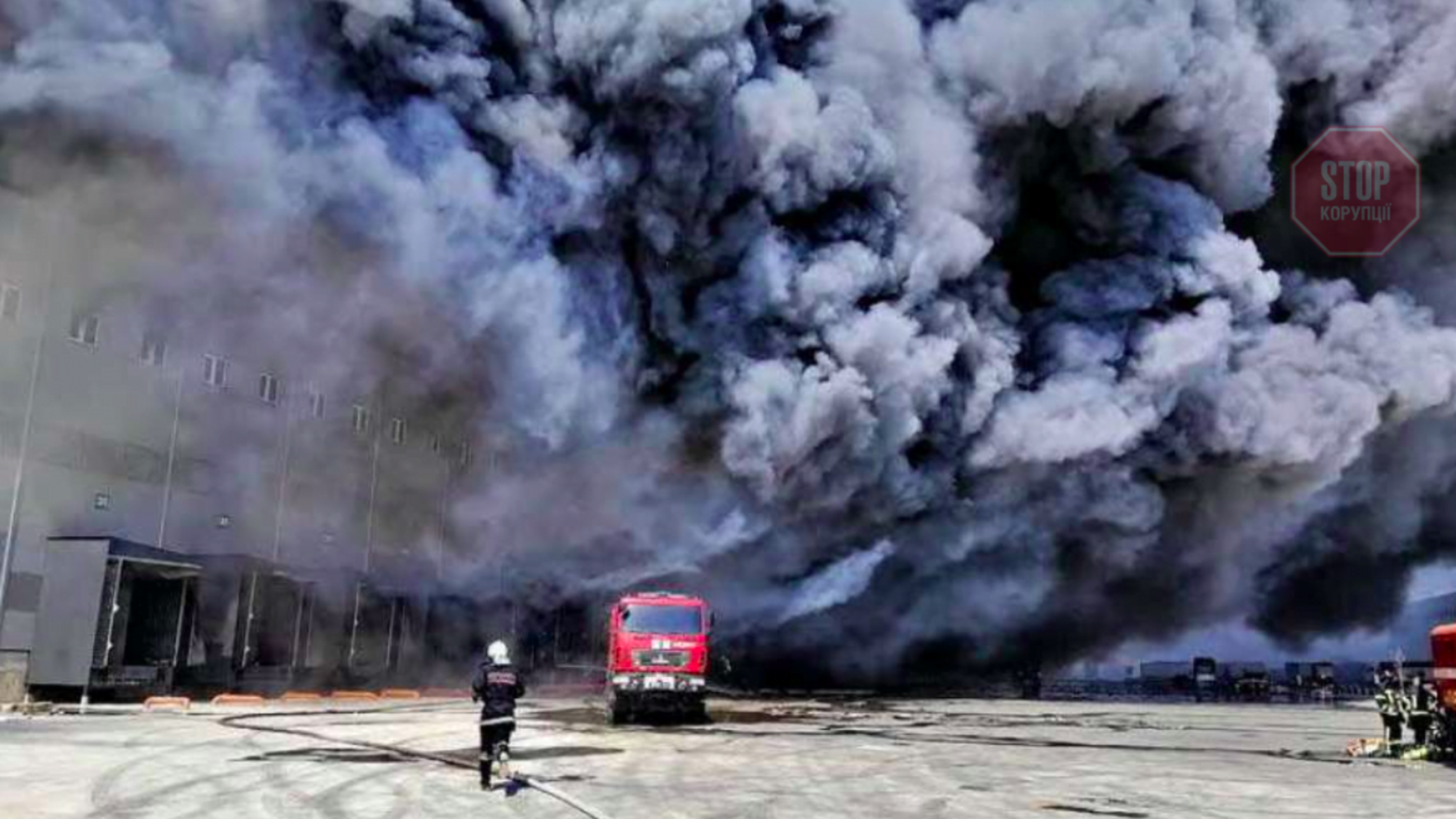 Компанія-власник згорілого логістичного центру під Одесою, тепер не дає жити мешканцям села на Київщині