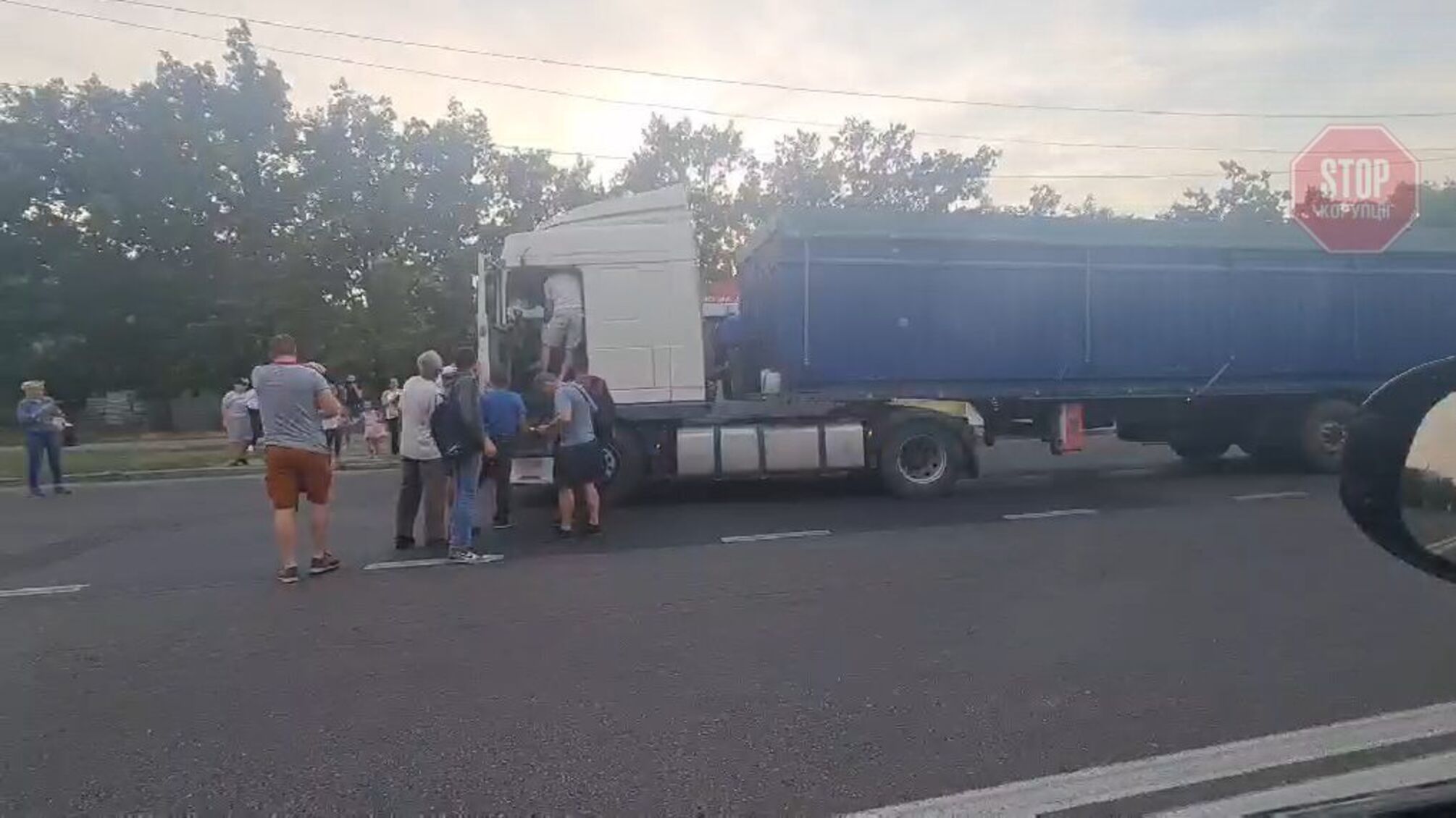У Миколаєві пасажири маршрутки побили водія фури (відео)