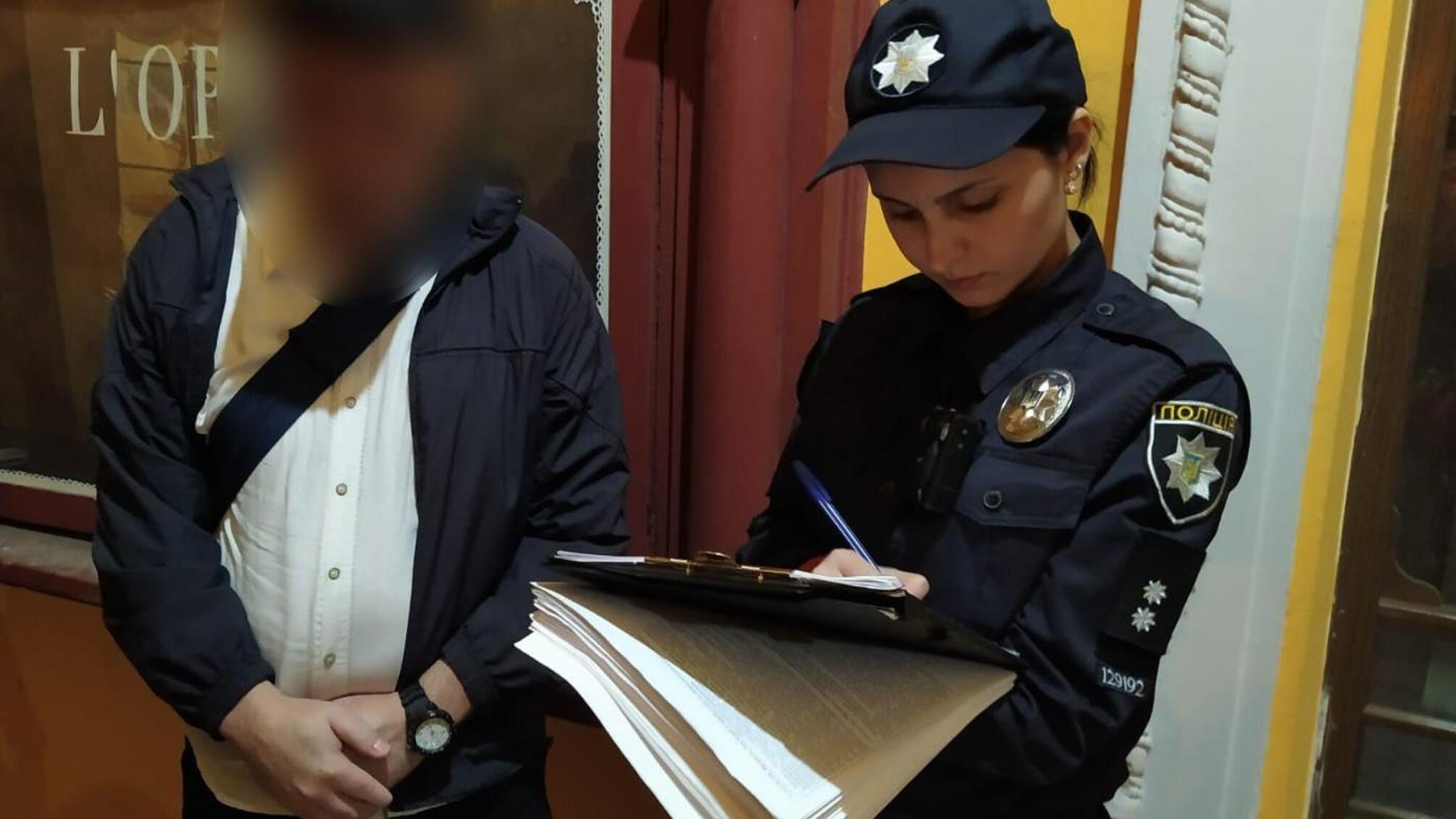 В Одесі поліцейські затримали зловмисника, який під час масових заходів до Дня міста обікрав двох жінок