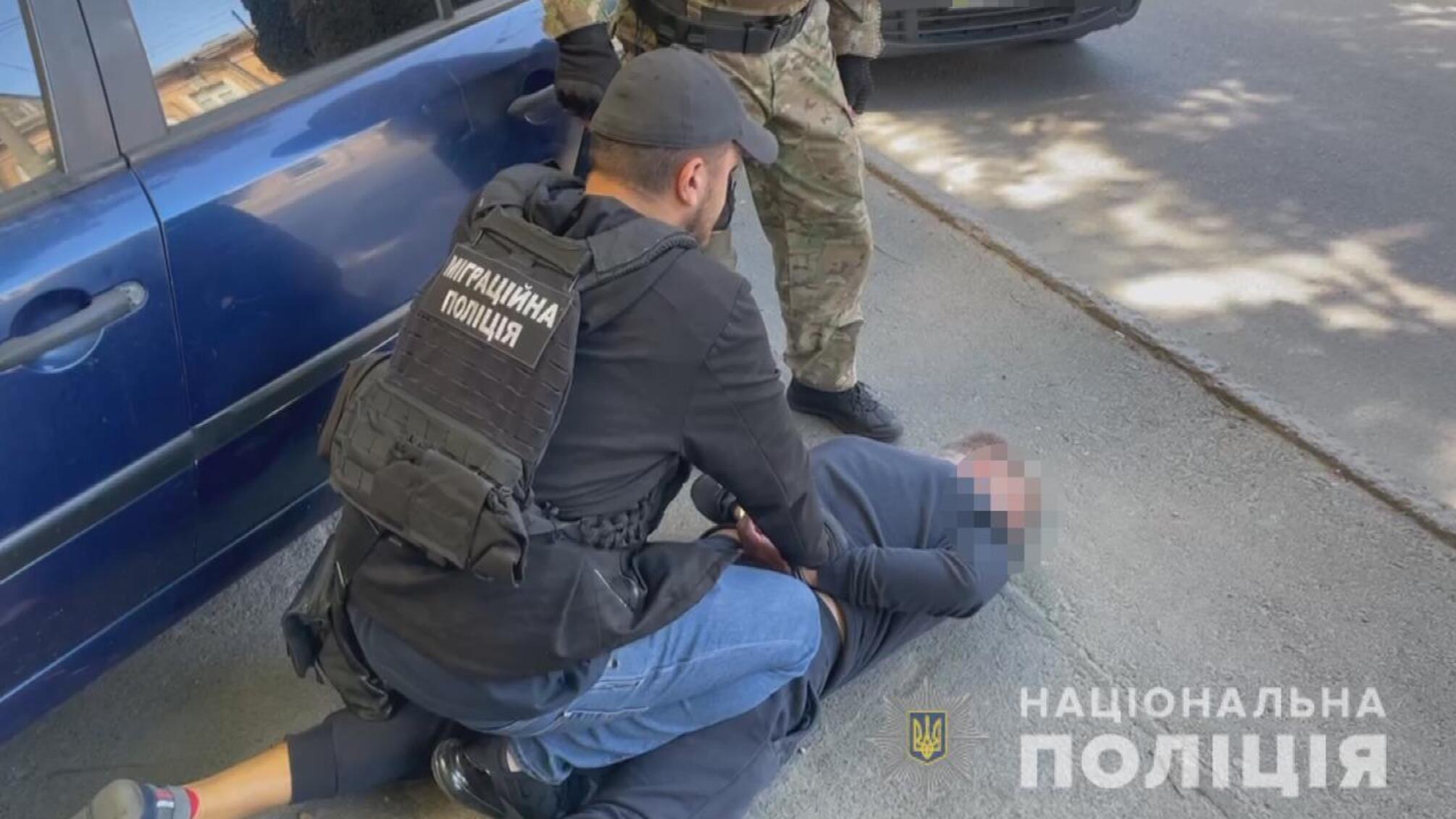 В Одесі поліцейські затримали групу іноземців за підозрою у крадіжках з елітних автомобілів