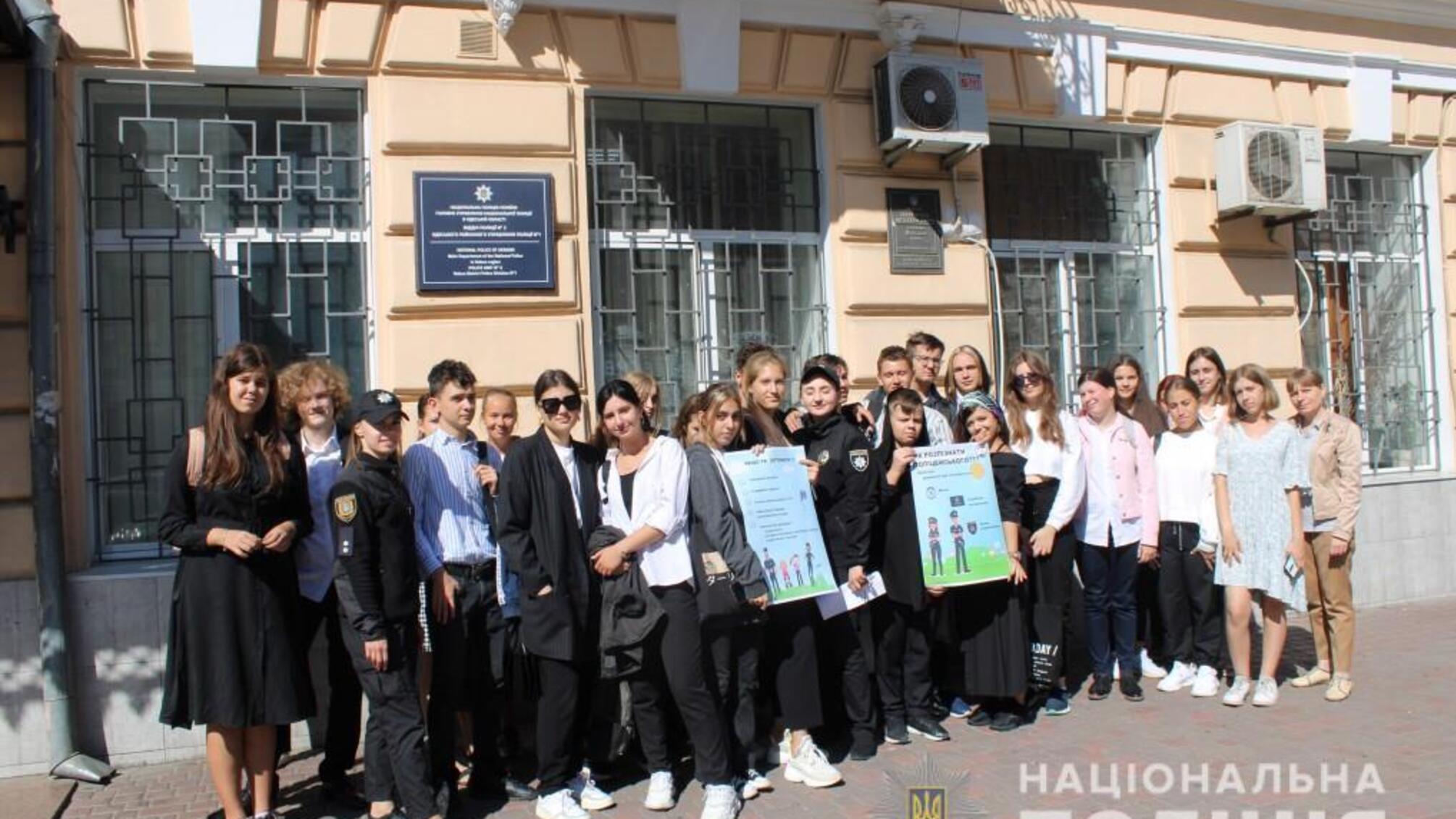 Правоохоронці влаштували екскурсію Приморським відділом поліції для випускників одеської школи