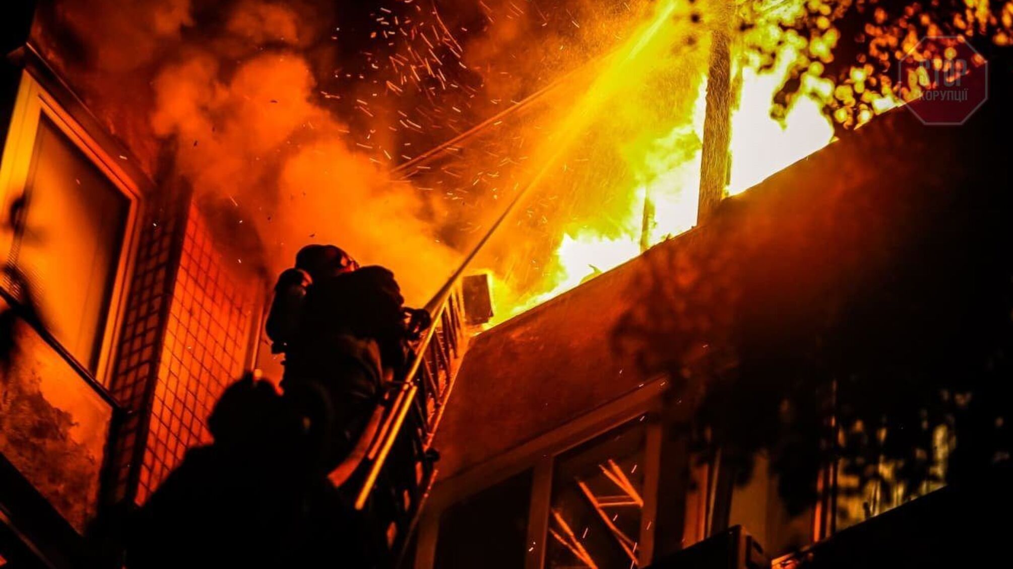 Масштабна пожежа у Києві: одна людина загинула, 6 евакуйованих (фото) 
