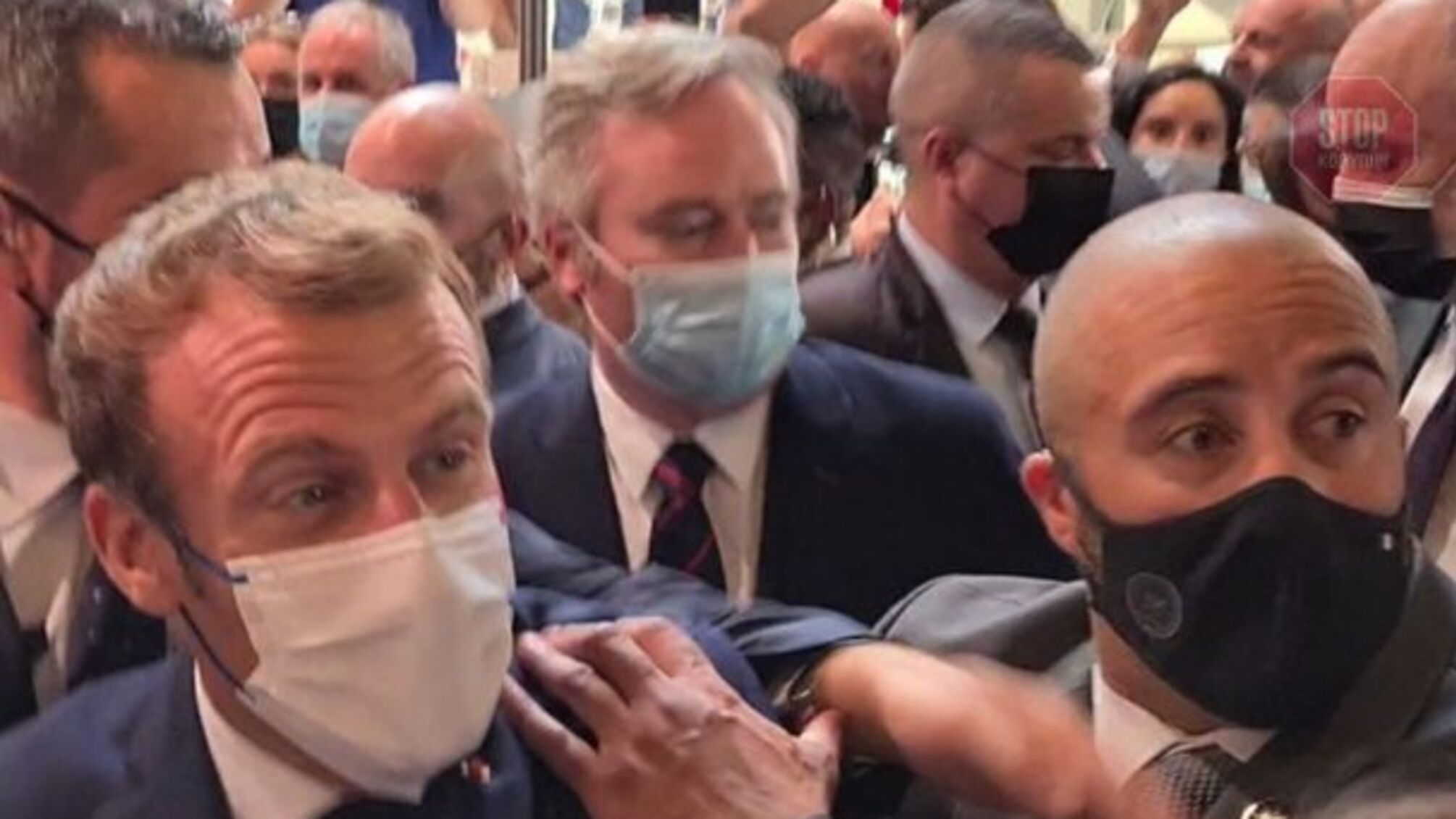 У Макрона жбурнули яйцем, як колись у Януковича