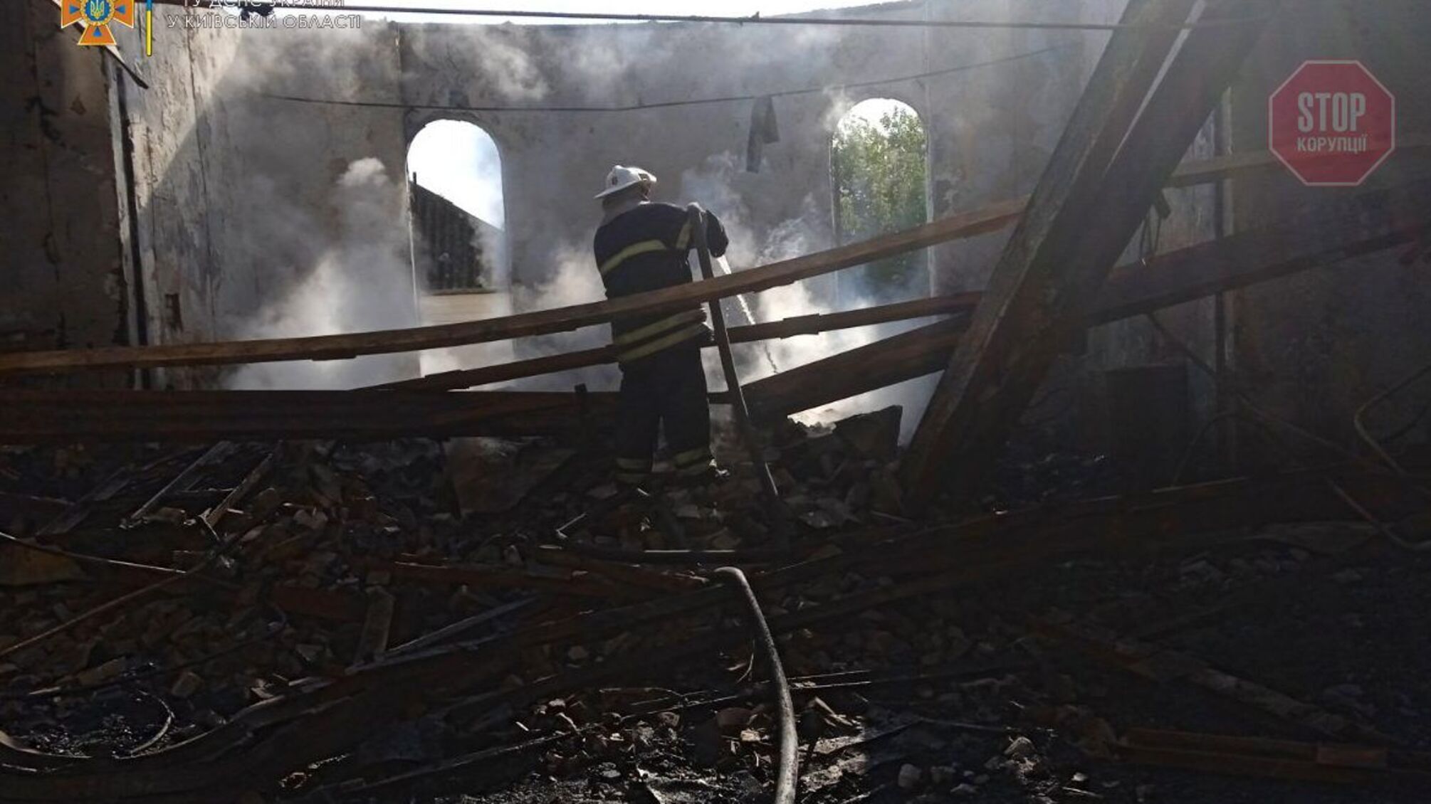 Церква згоріла вщент: на Київщині пожежа зруйнувала храм (фото, відео)