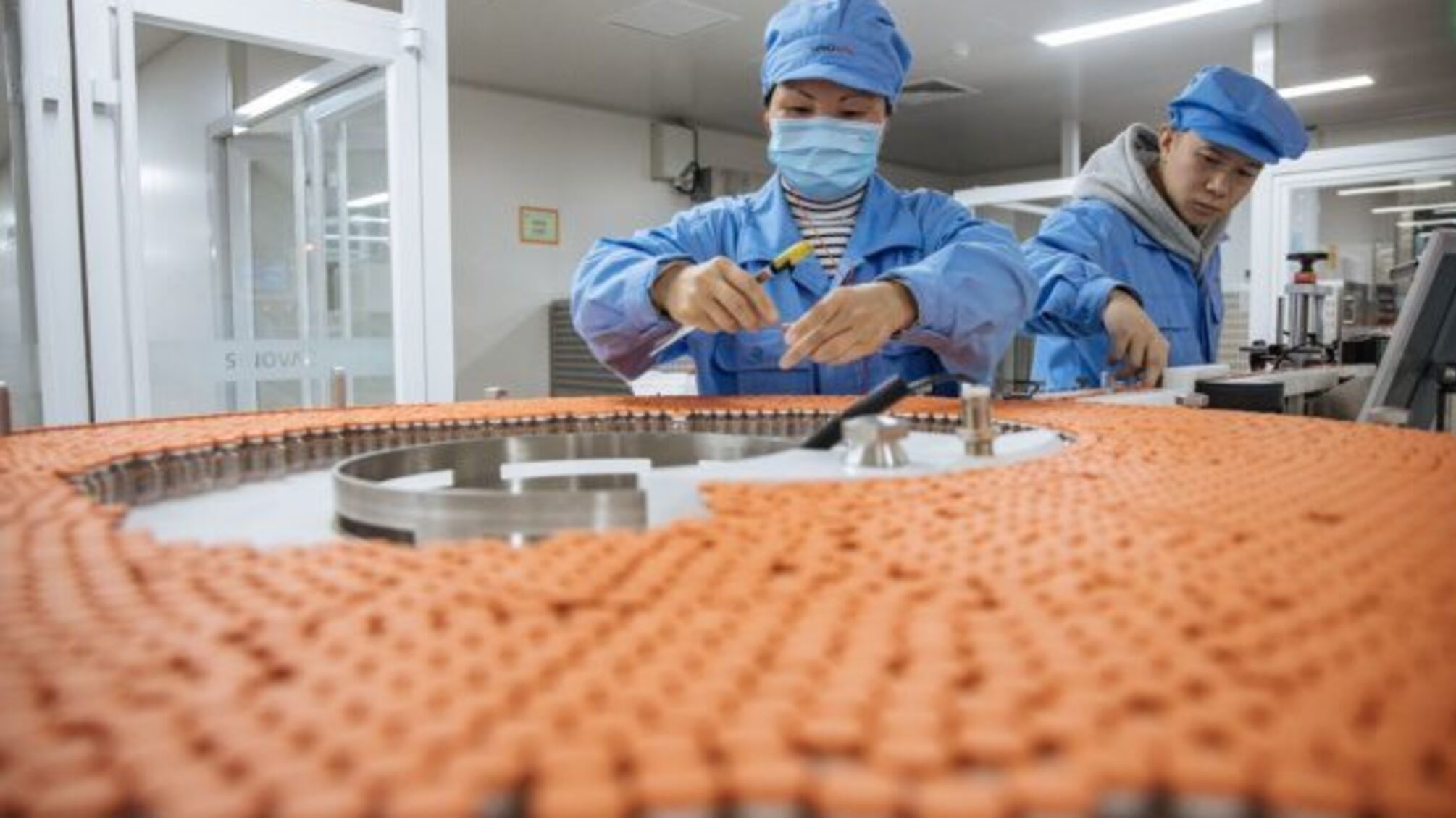 Китай обіцяє передати іншим країнам понад 2 мільярди доз COVID-вакцин