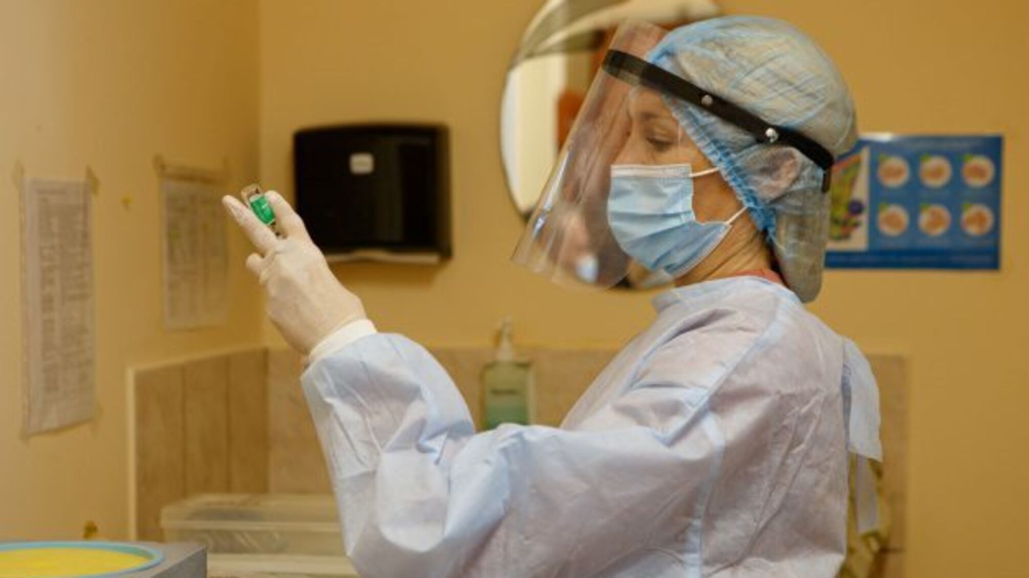 Вакцинація освітян: на Буковині вже 250 шкіл досягли показника у 80%