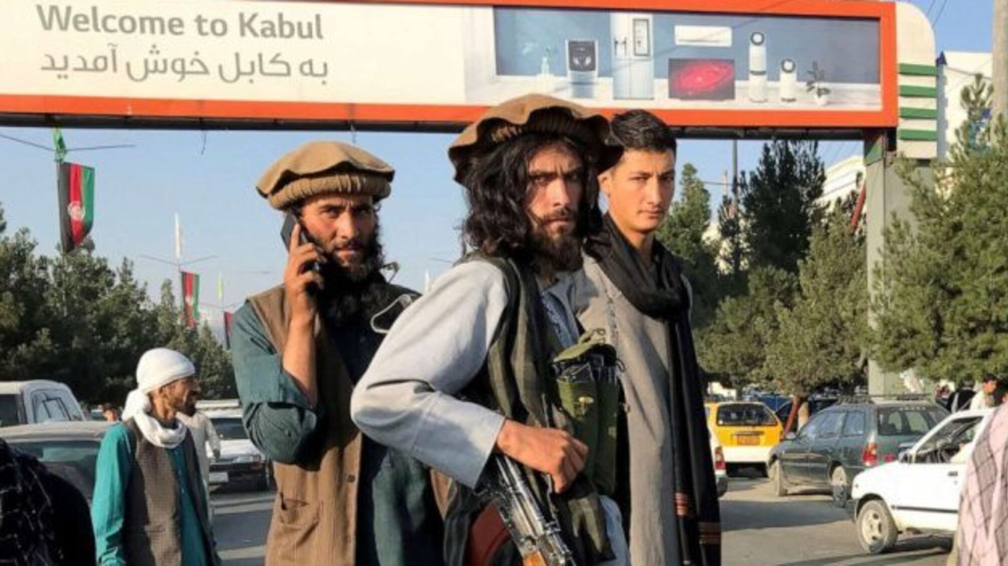Талібан заборонив своїм бійцям селфі та стильний одяг