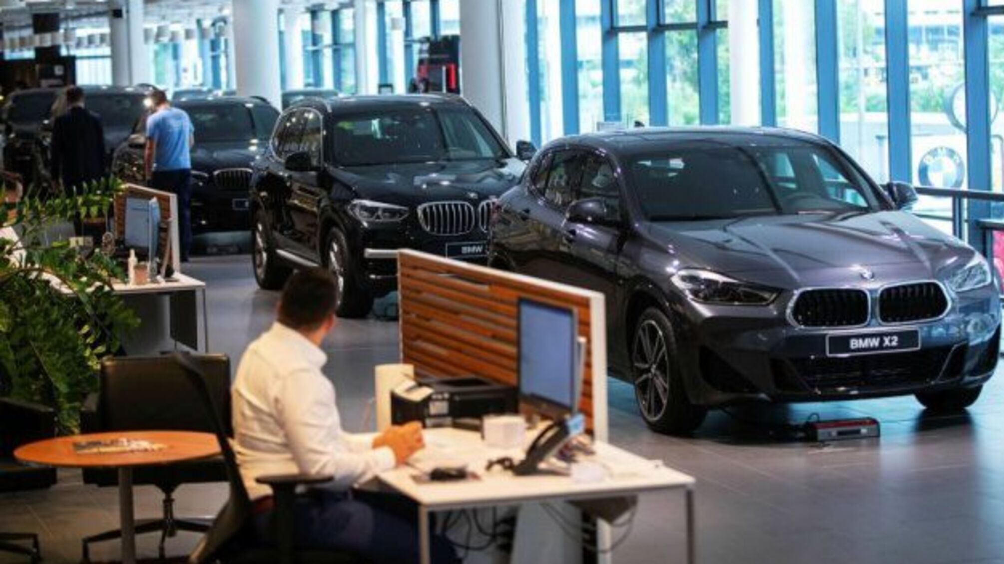 Mercedes та BMW штучно створять дефіцит для збереження високих цін — ЗМІ