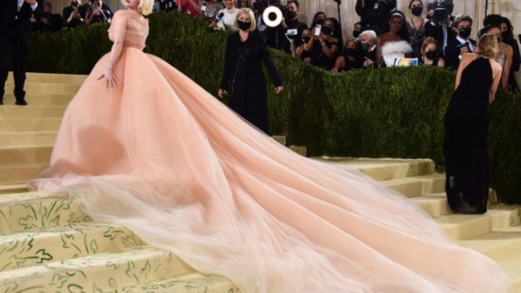 Цьогорічну вечірку Met Gala у Нью-Йорку модерують актор, тенісистка, співачка і поетеса