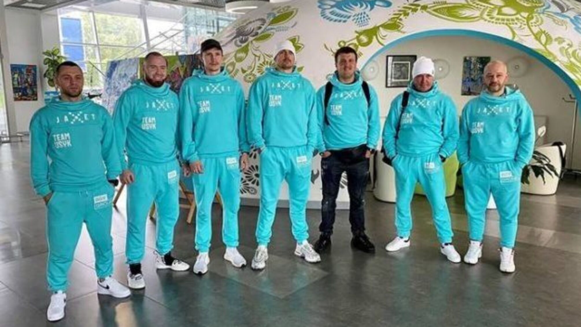 Усик вирушив до Лондона на бій із Джошуа