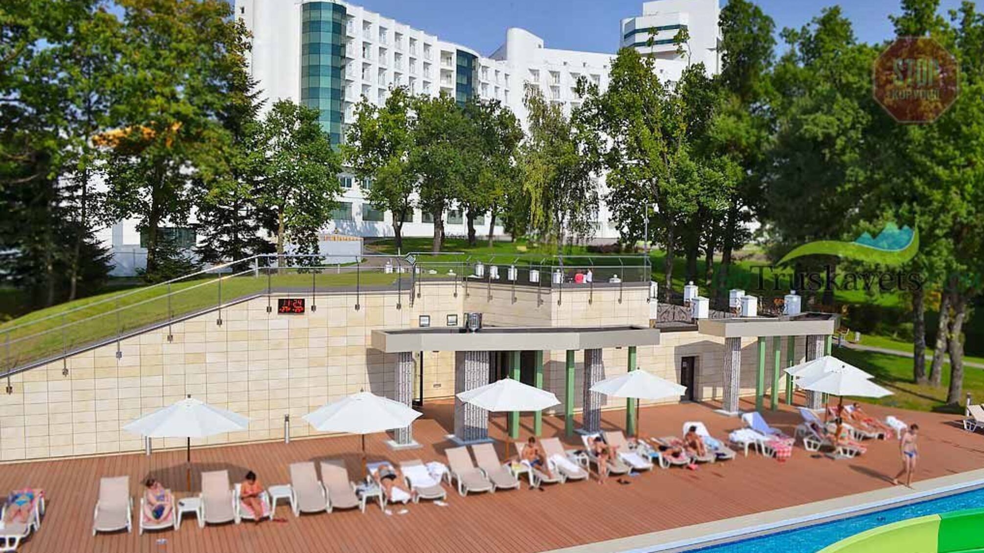 Фарбують бордюри та траву: 'Слуг народу' готуються зустрічати у трускавецькому 'Ріксосі'