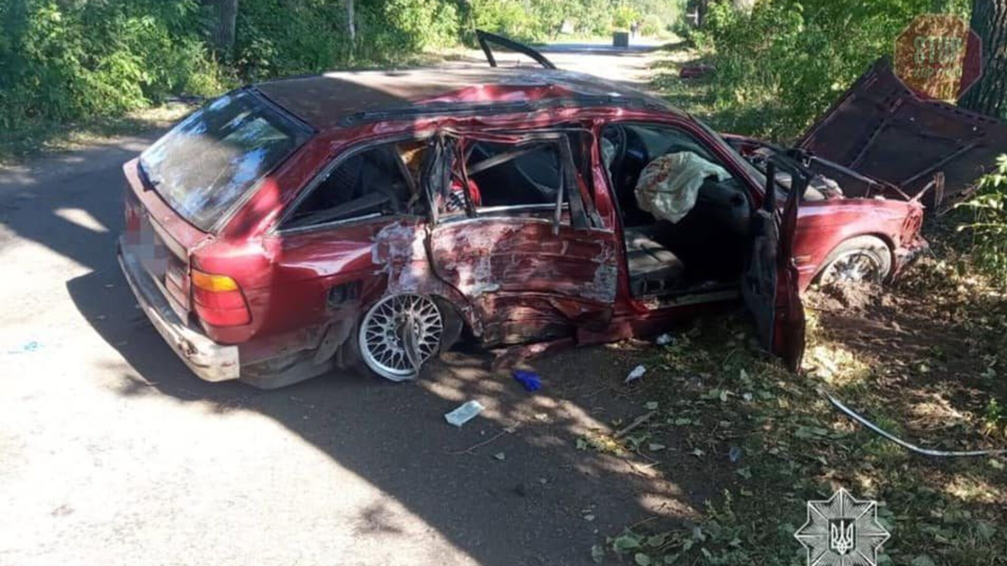 На Київщині п'яний водій іномарки влетів у дерево, є загиблий