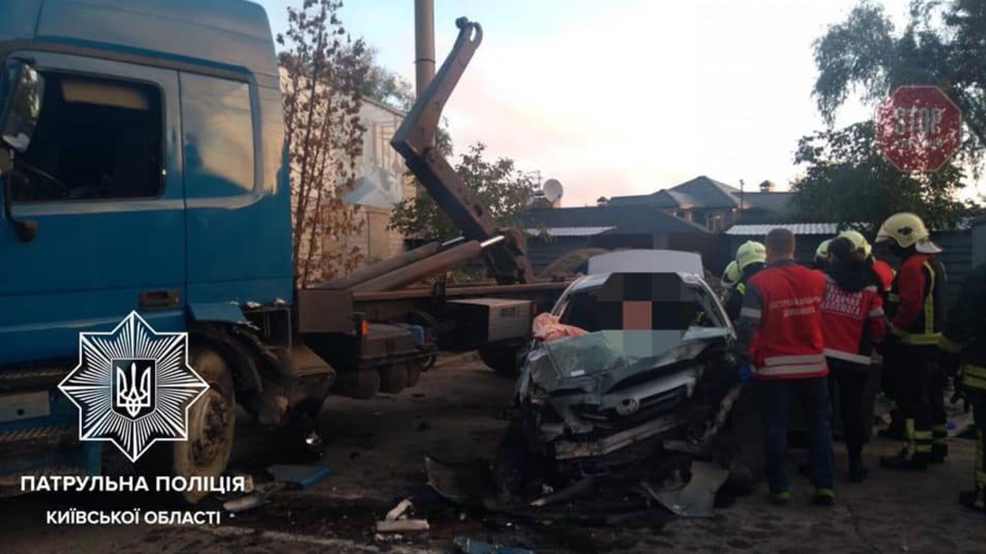 У ДТП зі сміттєвозом на Київщині загинули двоє людей (фото)