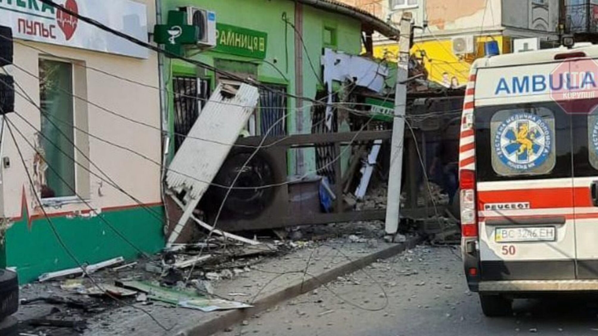На Львовщине грузовик протаранил магазин, погибли 4 человека