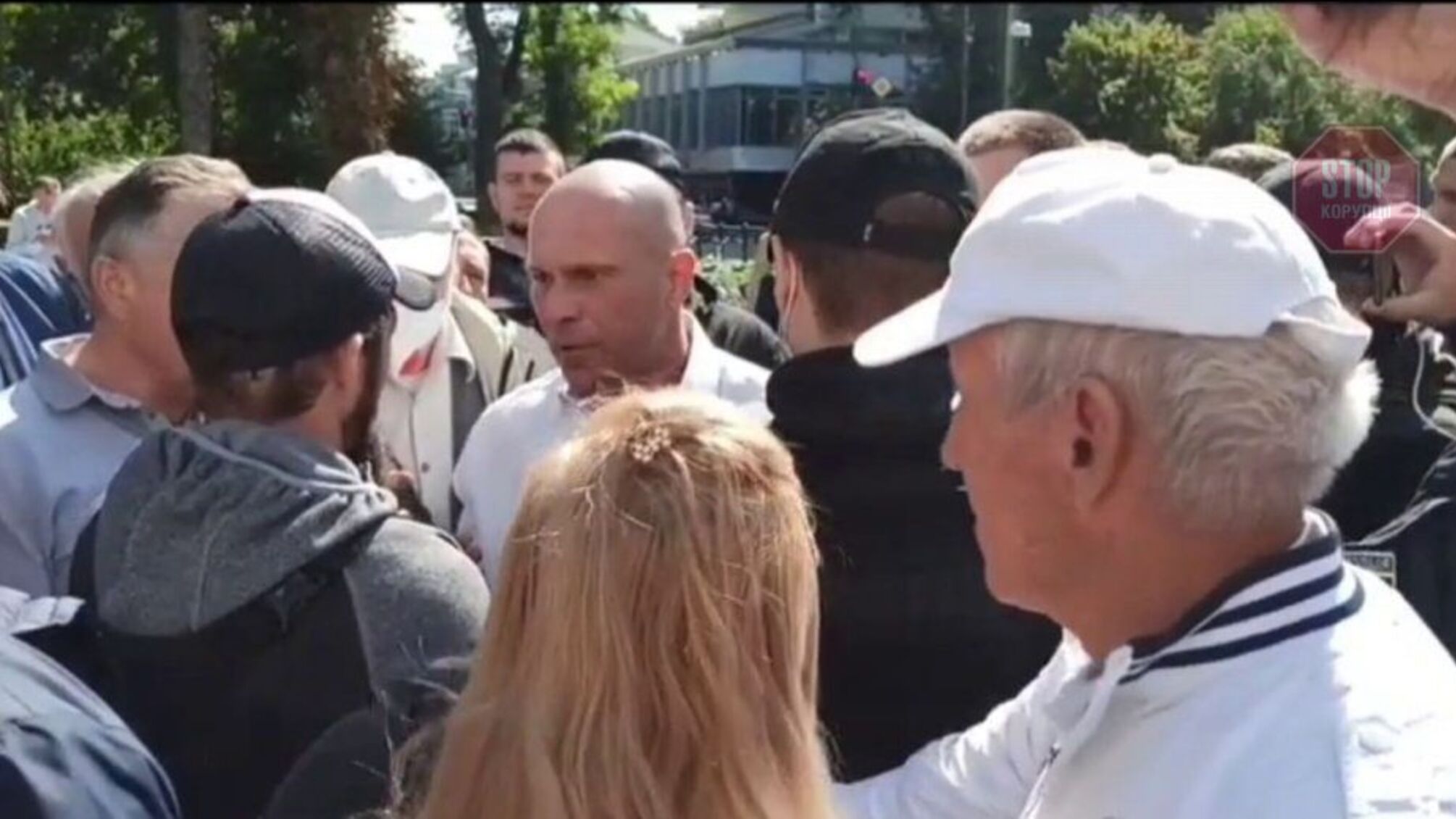 Нардеп Кива обматюкав чоловіка під Радою (відео)