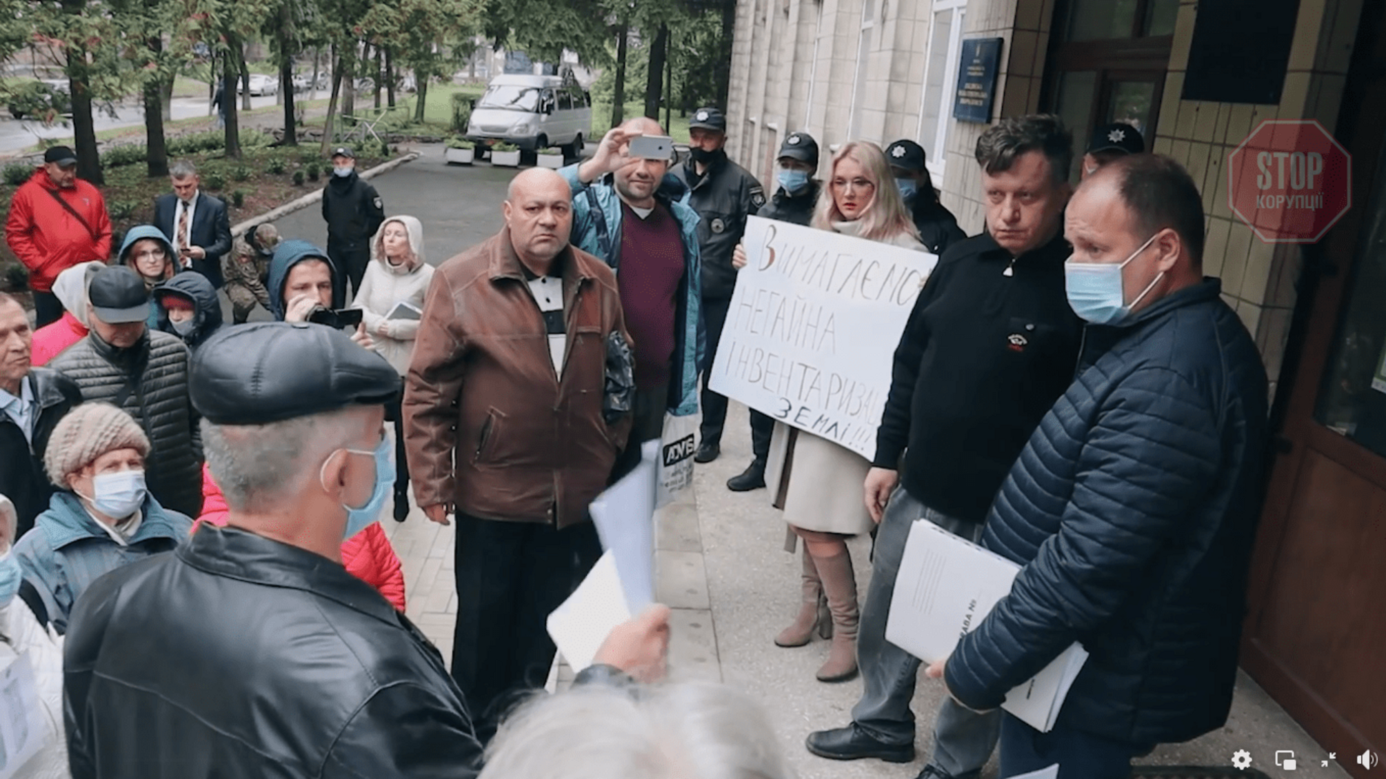 Заколот: у Лебедині депутати захопили владу, громада підтримує мера