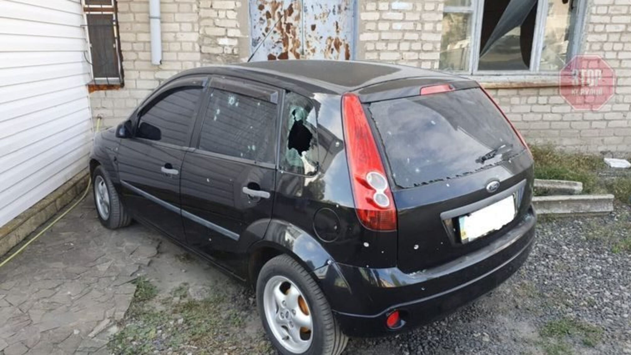 Російські найманці обстріляли на Донбасі машини місцевих, будинок та адмінбудівлю