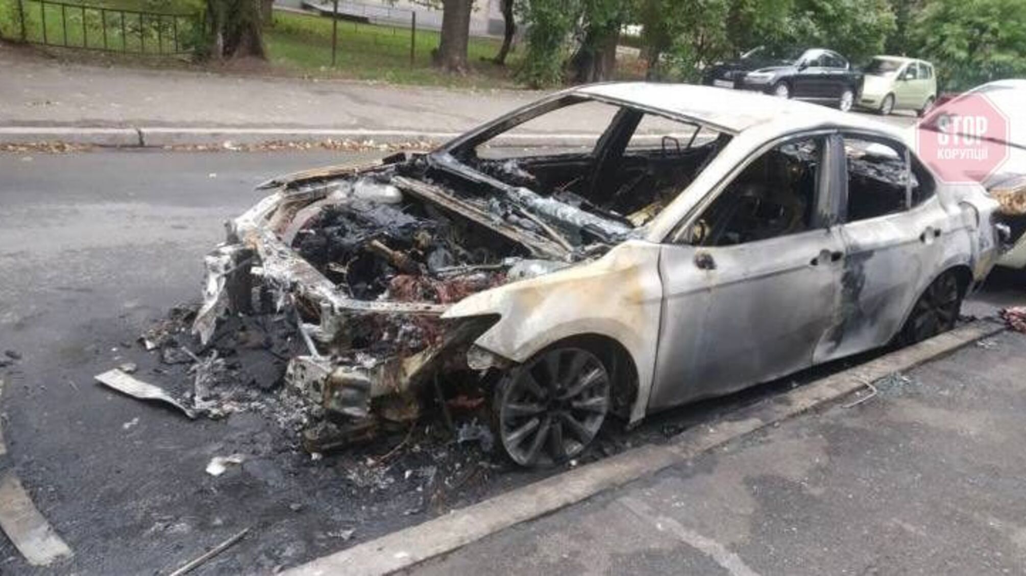 Кримінальні Бровари: місцева мафія спалила автівку адвоката грального закладу (фото, відео)
