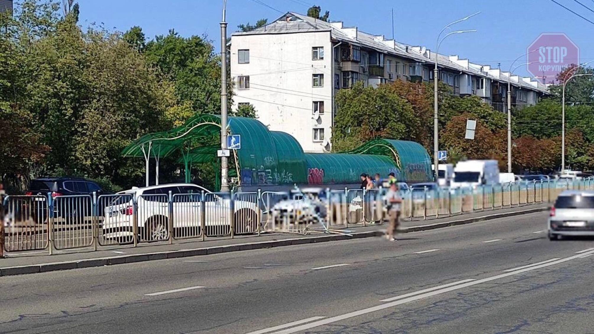 ДТП у Києві: дівчина на BMW X3 протаранила огорожу (відео)