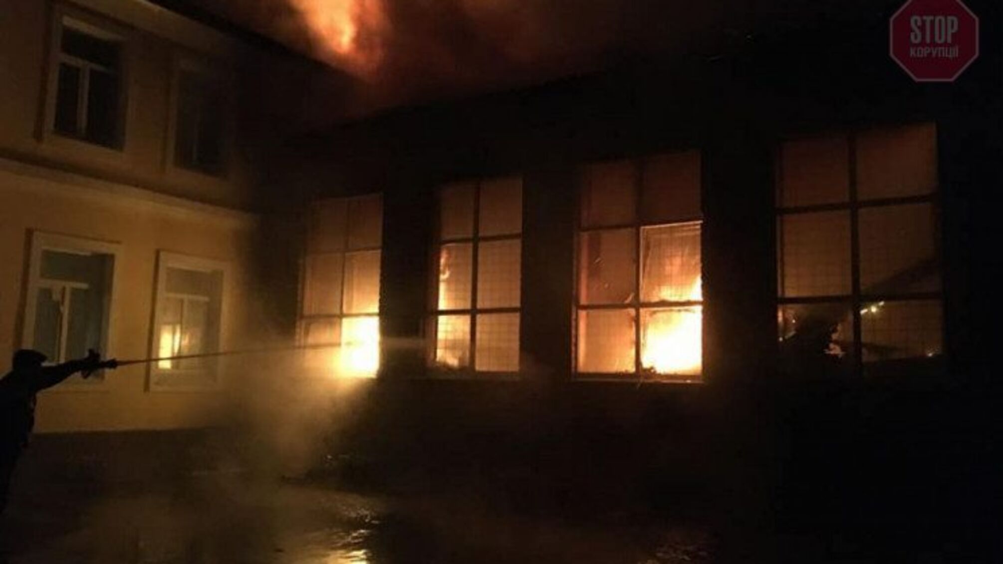 На Харківщині згоріла школа, пожежу гасили всю ніч