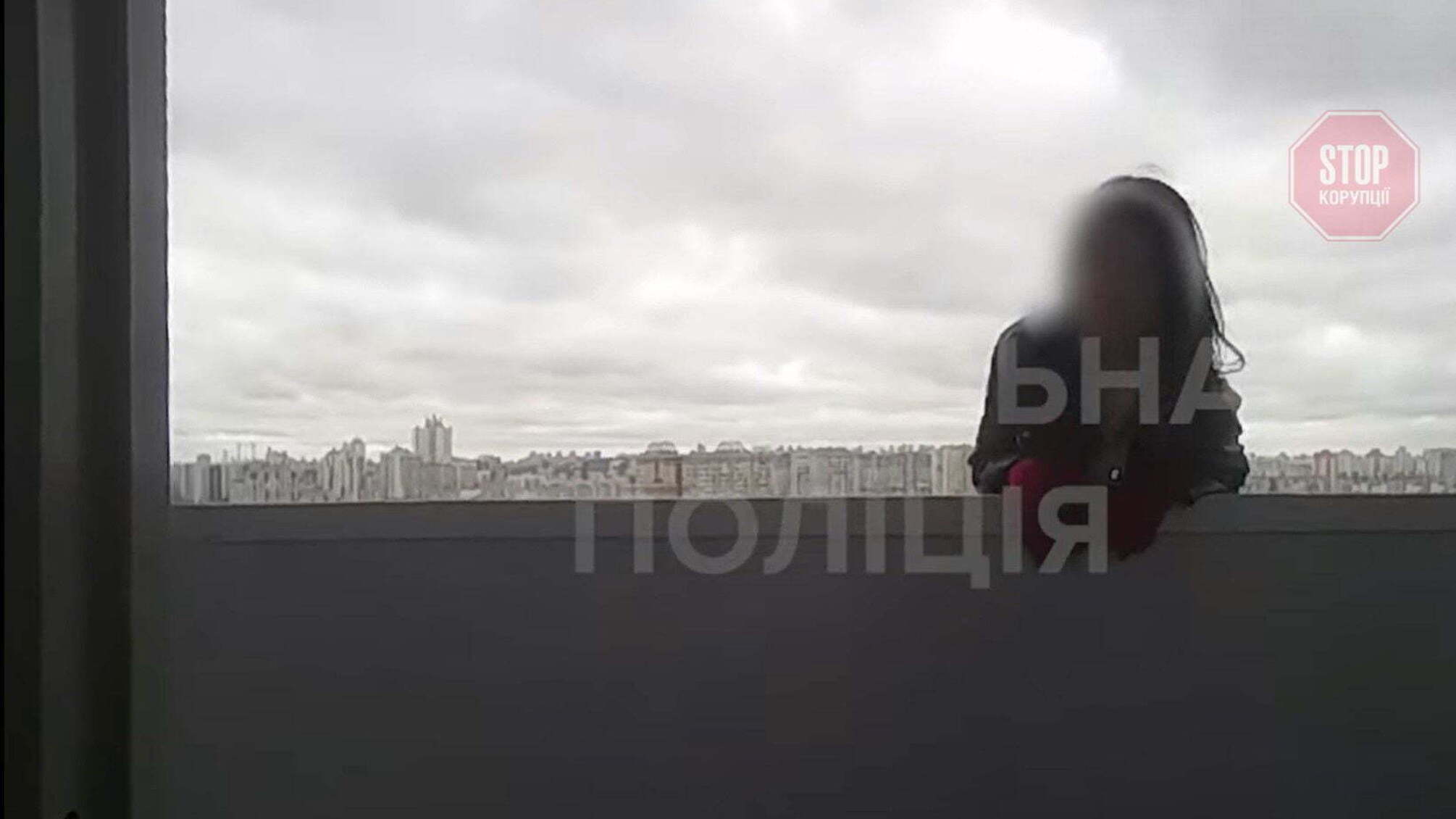 У Києві дівчина ледь не зірвалася з балкона на 25-му поверсі (відео)