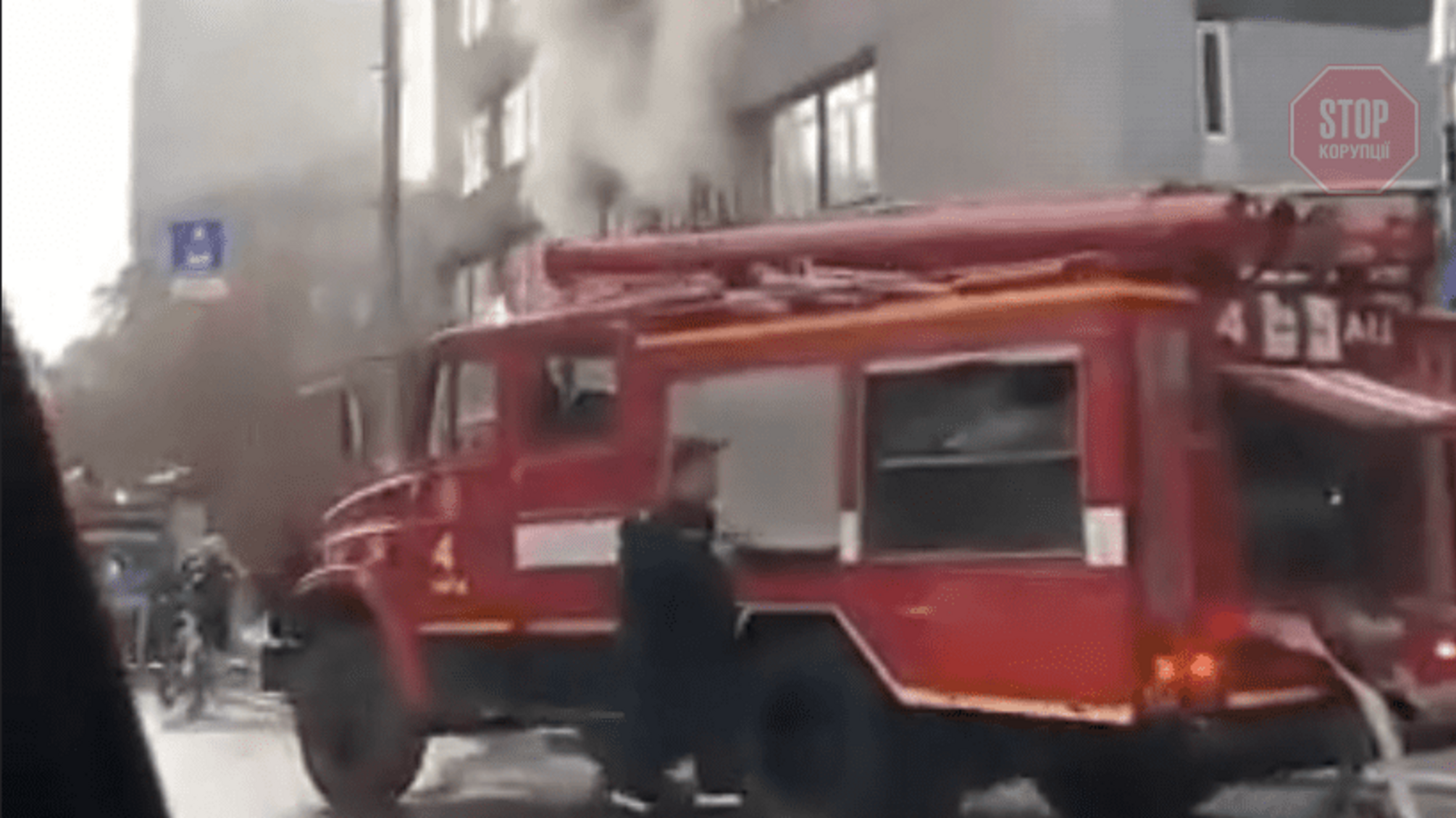 У столиці горить навчальний заклад (відео)