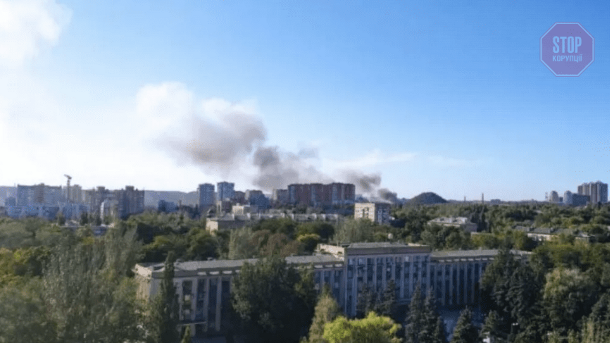 В оккупированном Донецке на предприятии вспыхнул пожар: слышны взрывы (фото, видео)