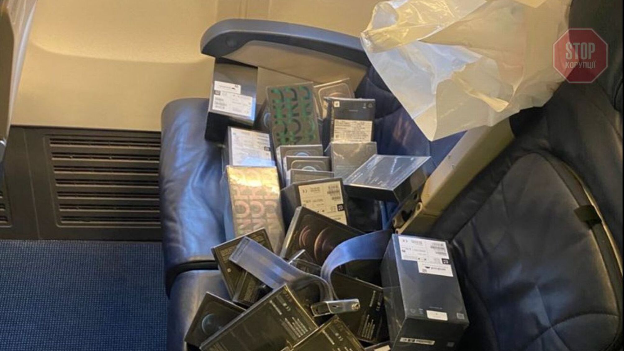 Контрабанду ховали просто у смітниках у столичному аеропорті