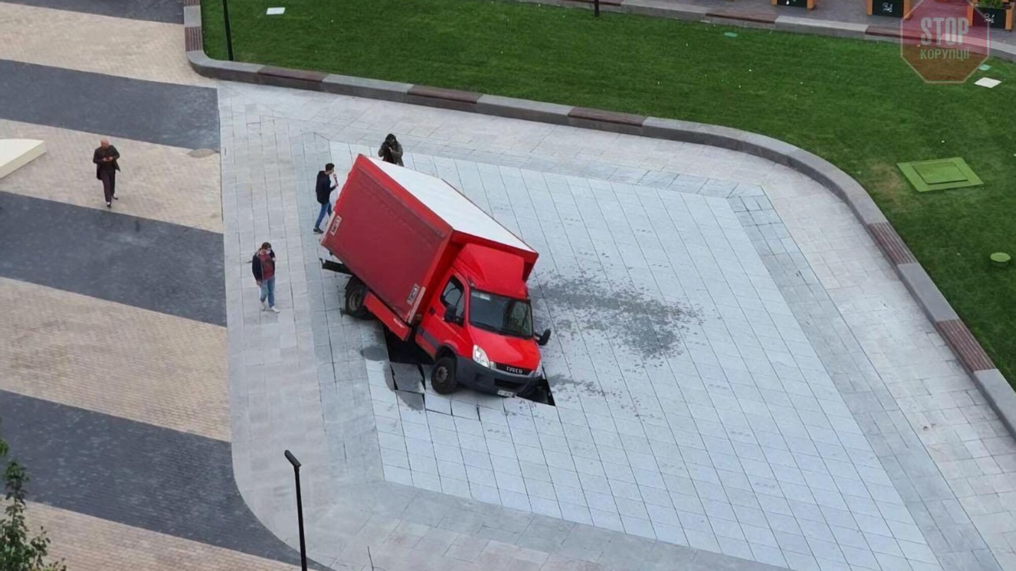 Новый фонтан Кличко на Арсенальной в Киеве разрушил грузовик