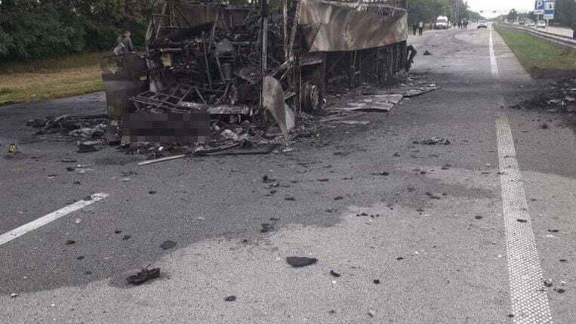 На Житомирщині автобус зіткнувся з автовозом, є загиблий