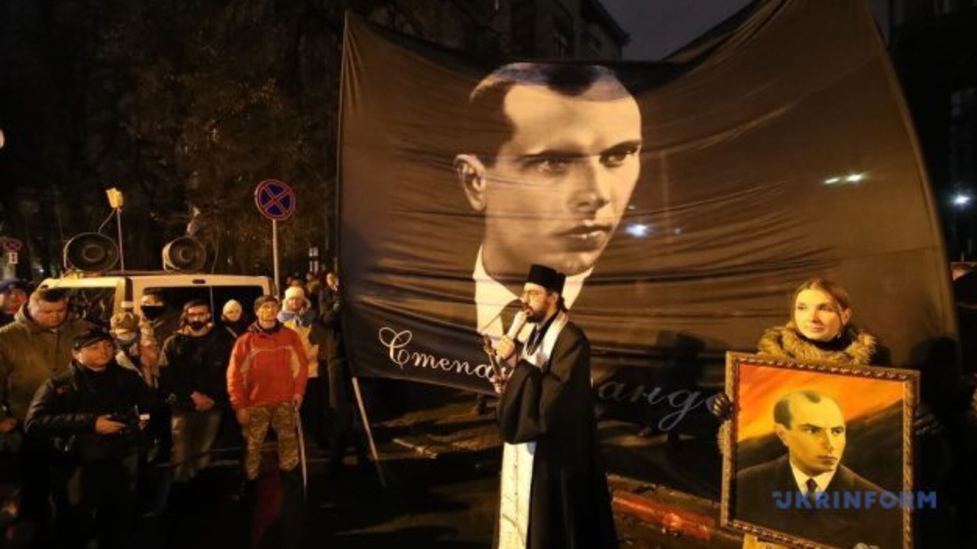 Учасники смолоскипної ходи прийшли під ОП