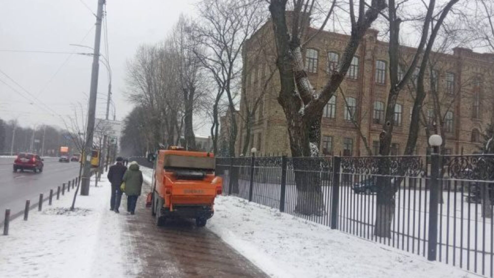 У Києві вулиці від снігу чистять 140 машин