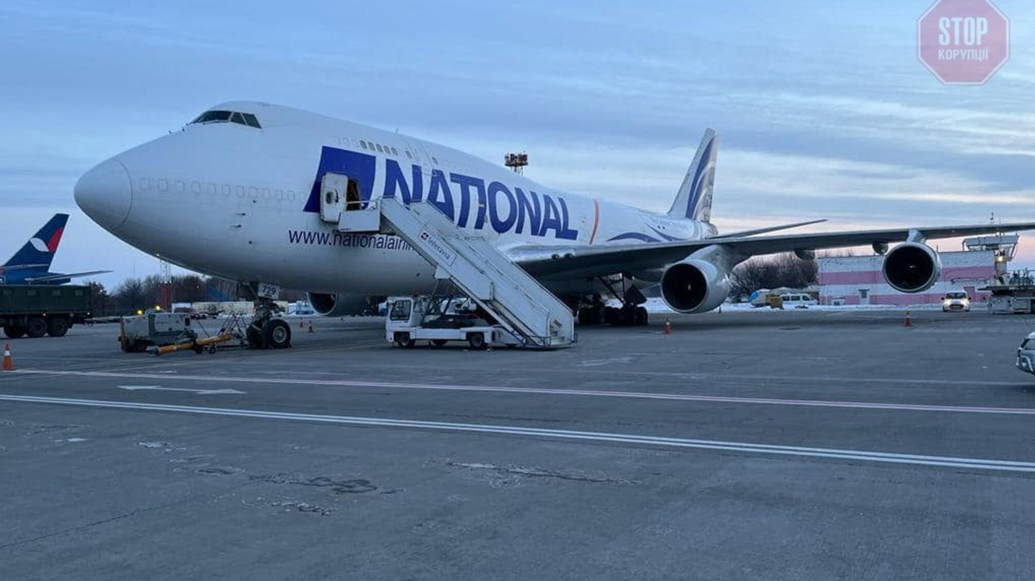 США надає зброю ЗСУ: прибув літак з військовим вантажем