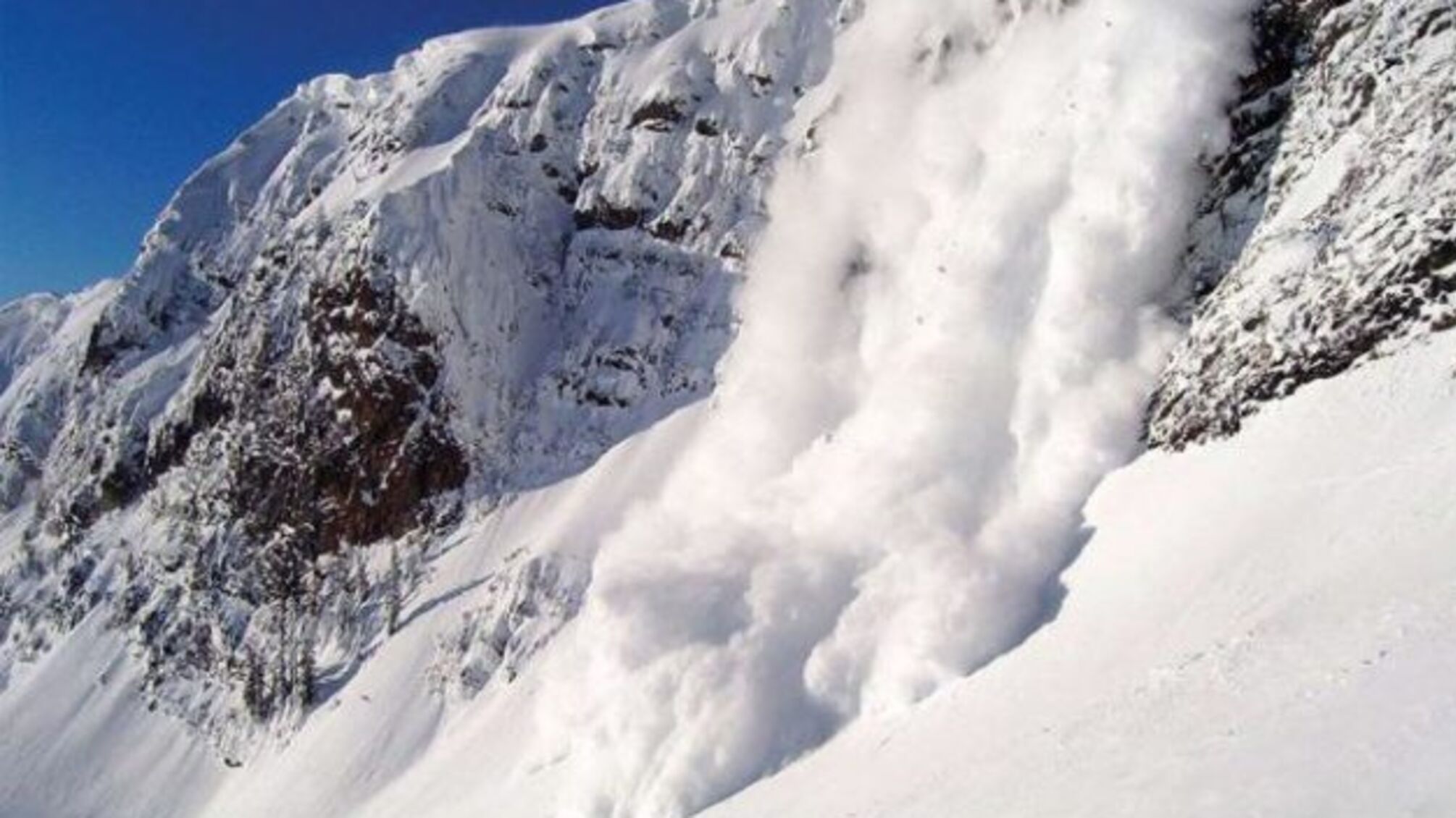 У Карпатах – значна сніголавинна небезпека, туристів просять утриматись від походів