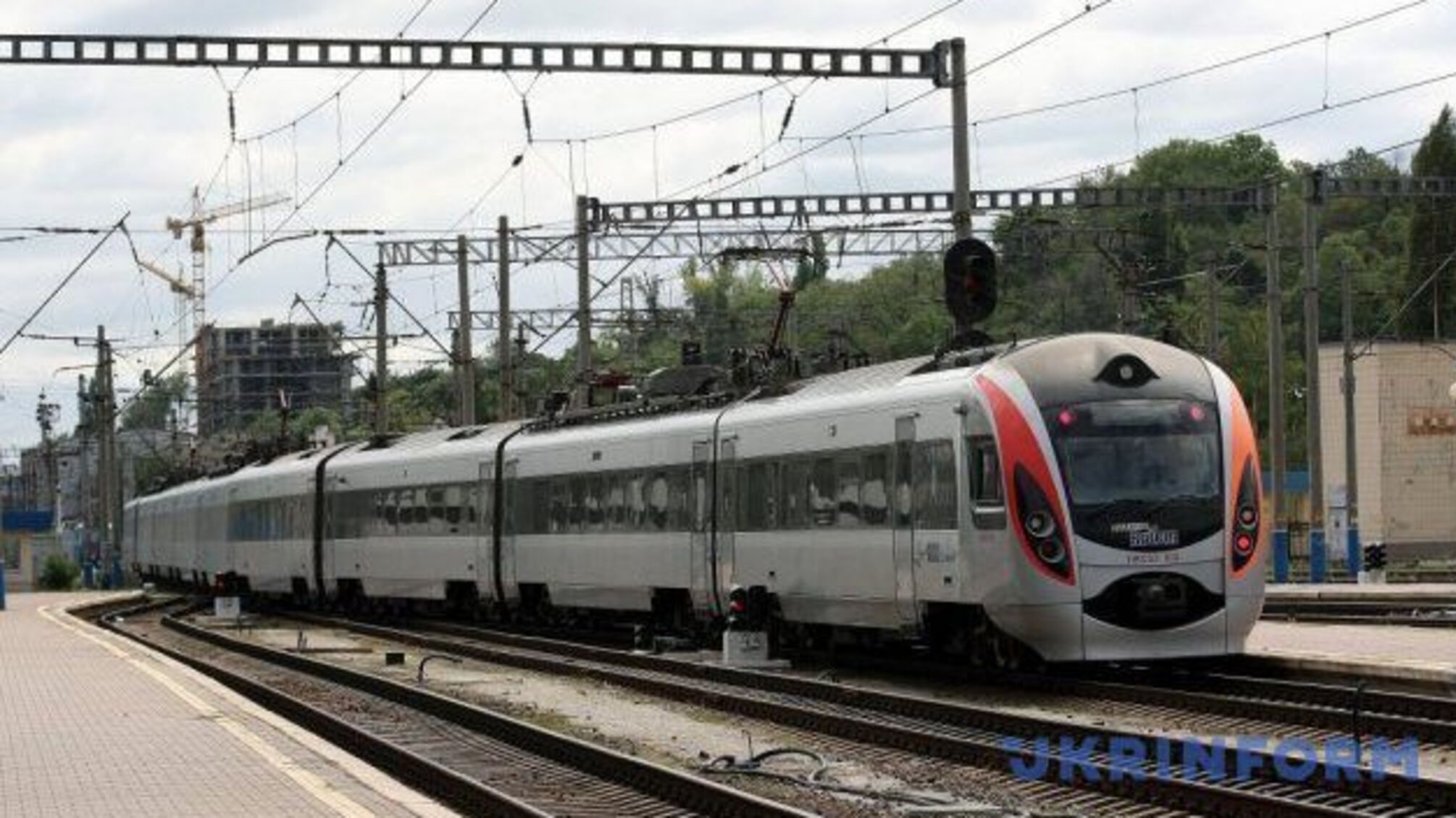 Укрзалізниця додала у продаж понад 1,5 тисячі квитків на топові напрямки