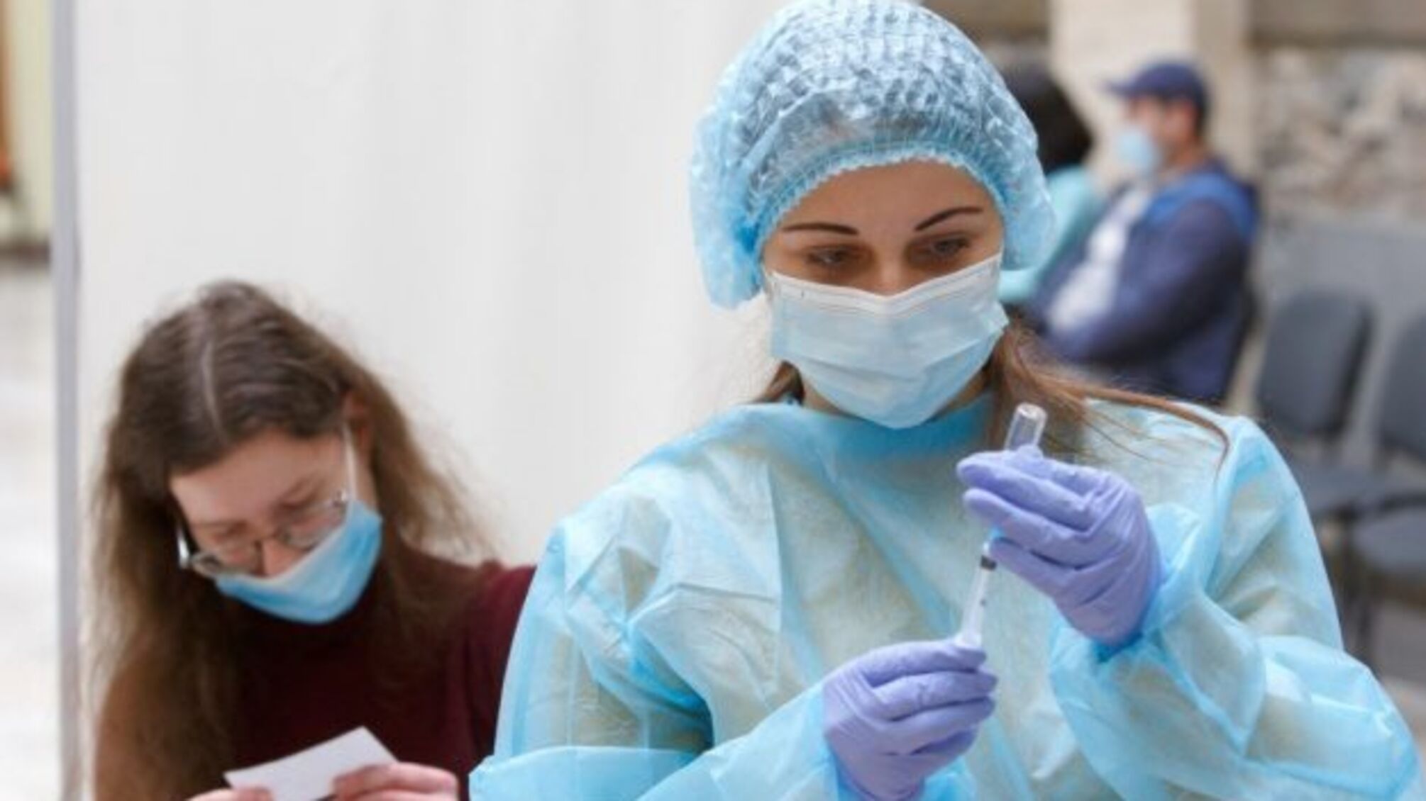 Сьогодні відновлюють роботу Центри вакцинації від COVID-19 в Україні